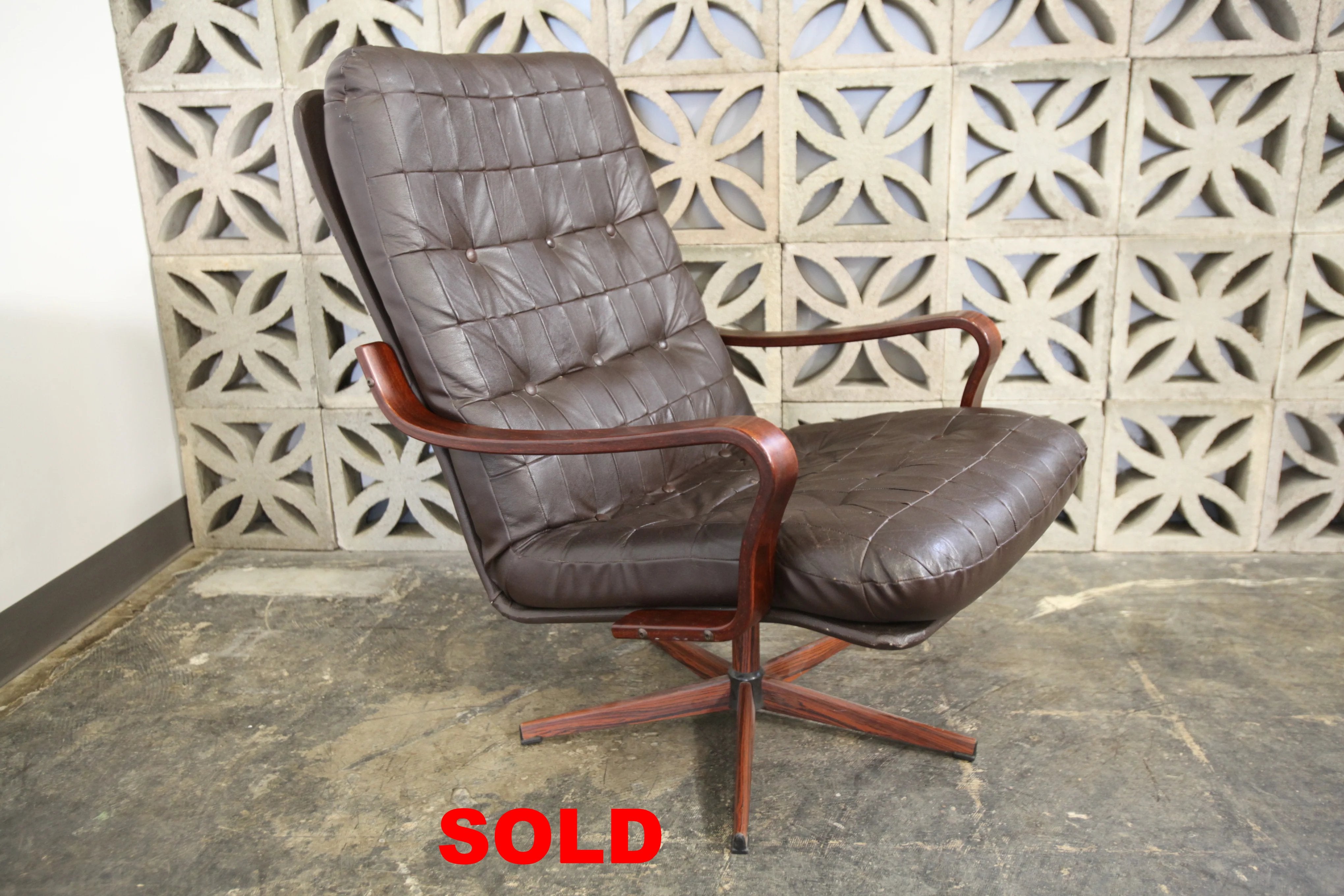 Vintage Brown Leather MCM Swivel Chair (25.5"W x 35"D x 35"H)