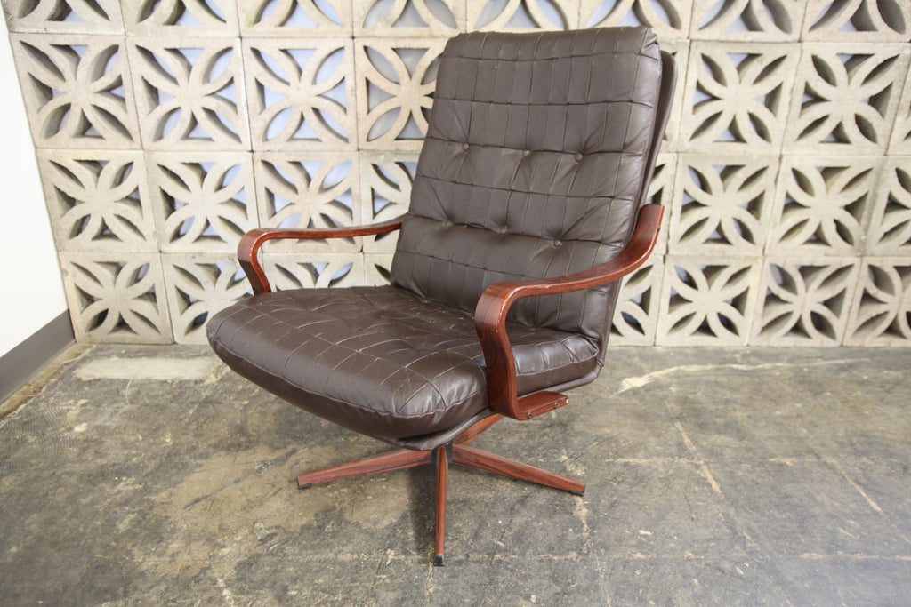 Vintage Brown Leather MCM Swivel Chair (25.5"W x 35"D x 35"H)