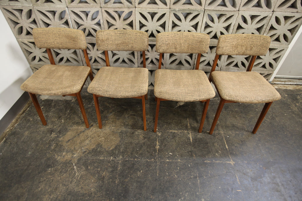 Set of 4 Vintage RS Associates Teak Dining Chairs (18.5"W x 19.5"D x 30.5"H)