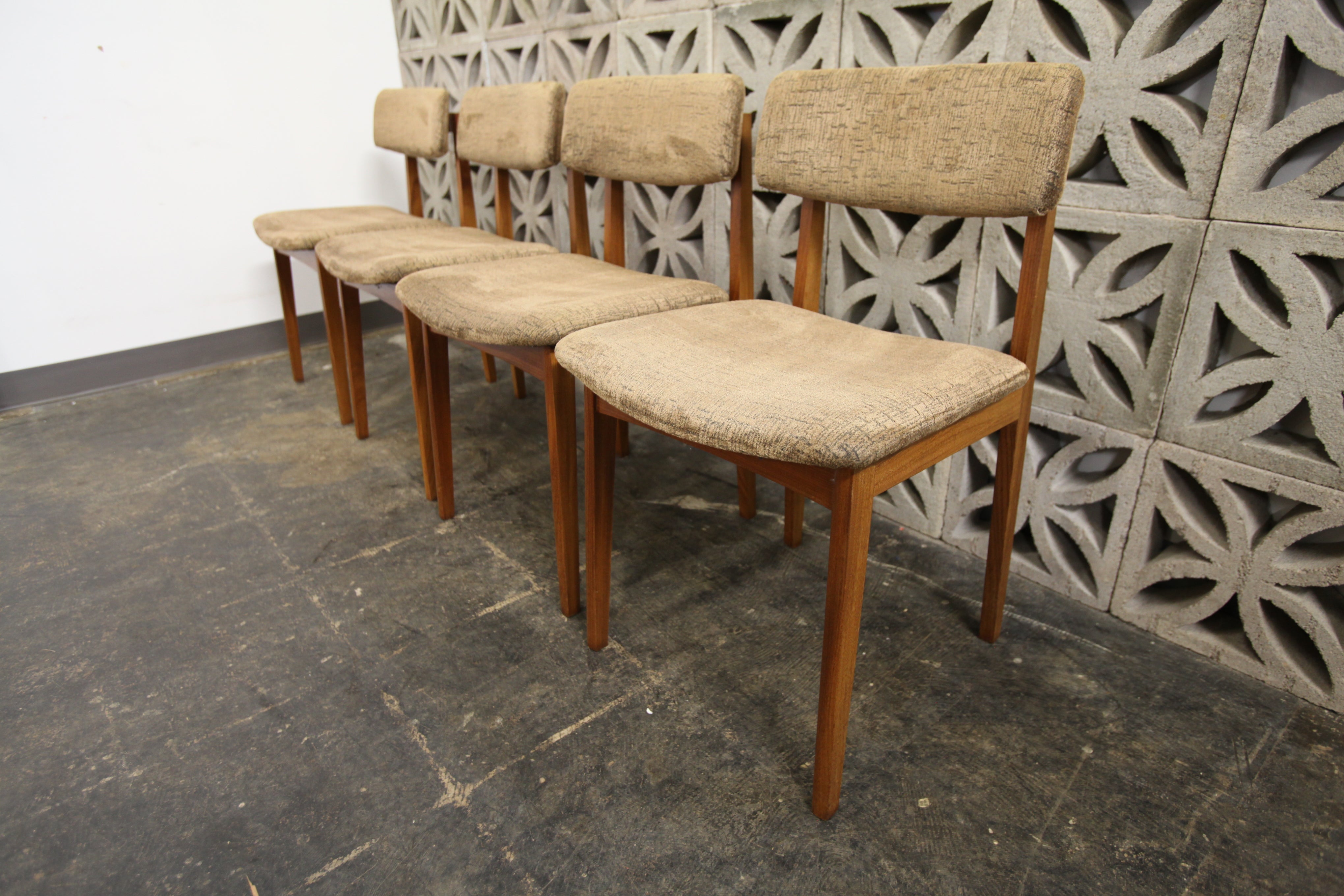 Set of 4 Vintage RS Associates Teak Dining Chairs (18.5"W x 19.5"D x 30.5"H)