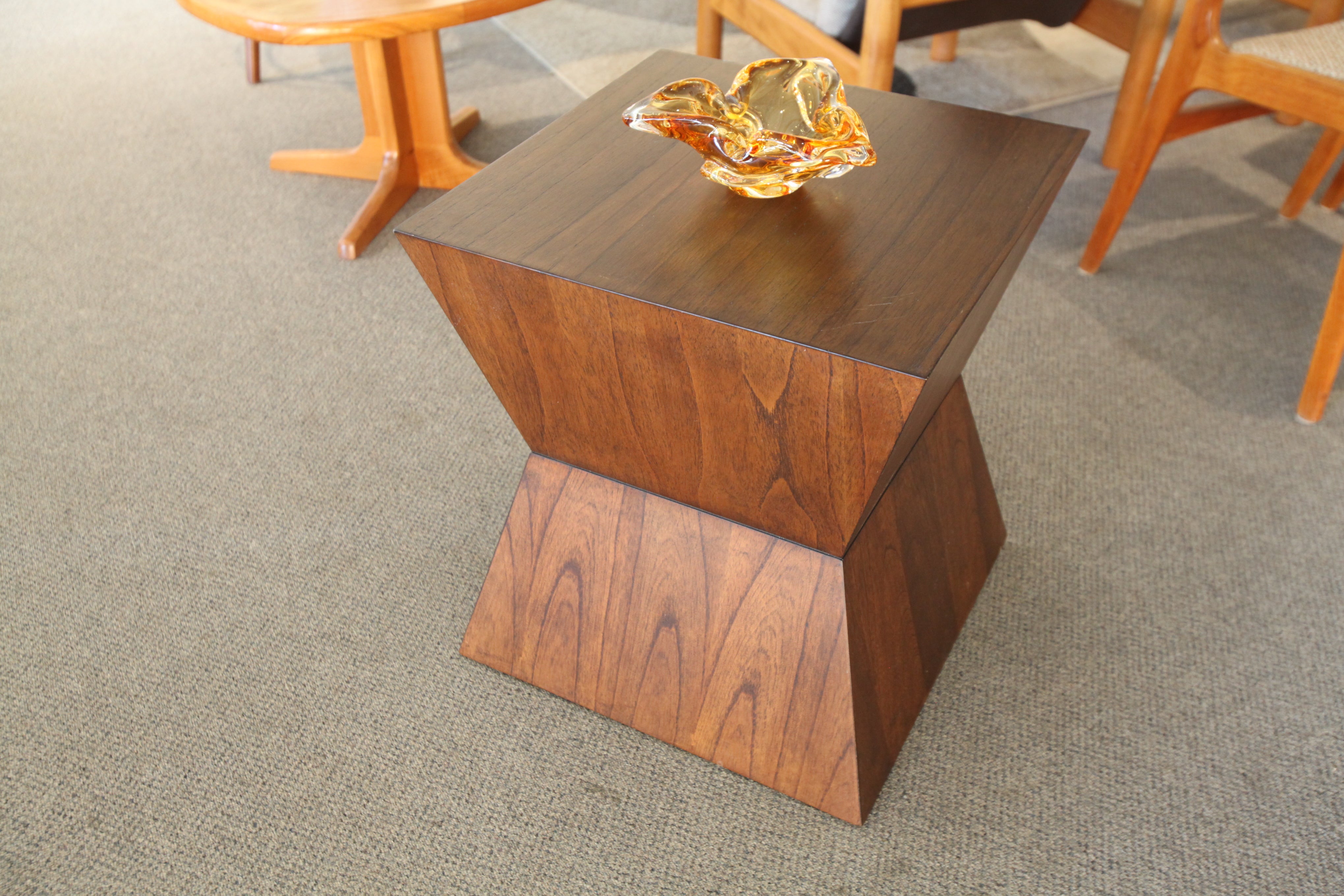 Modern Contemporary Walnut Side Table (19.75"x19.75"x22"H)