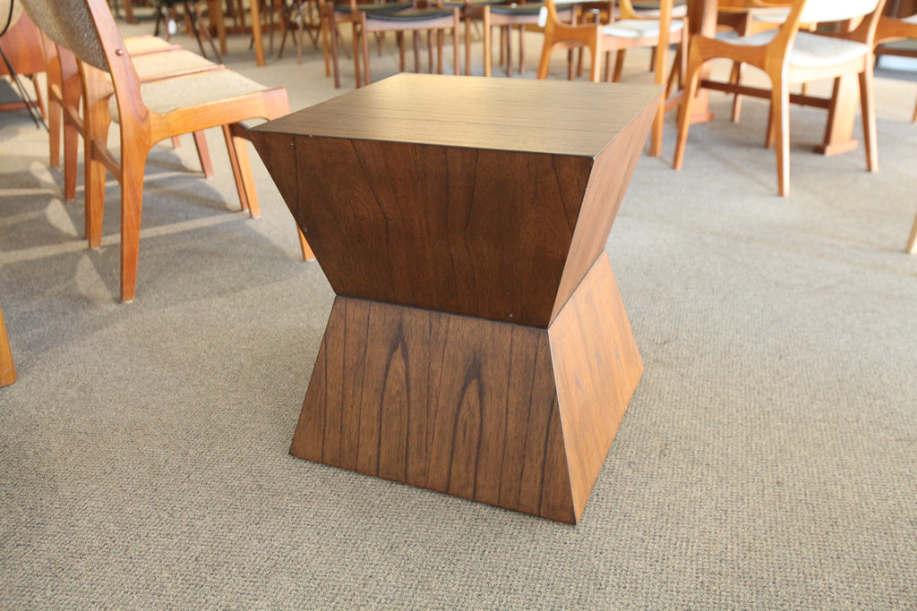Modern Contemporary Walnut Side Table (19.75"x19.75"x22"H)