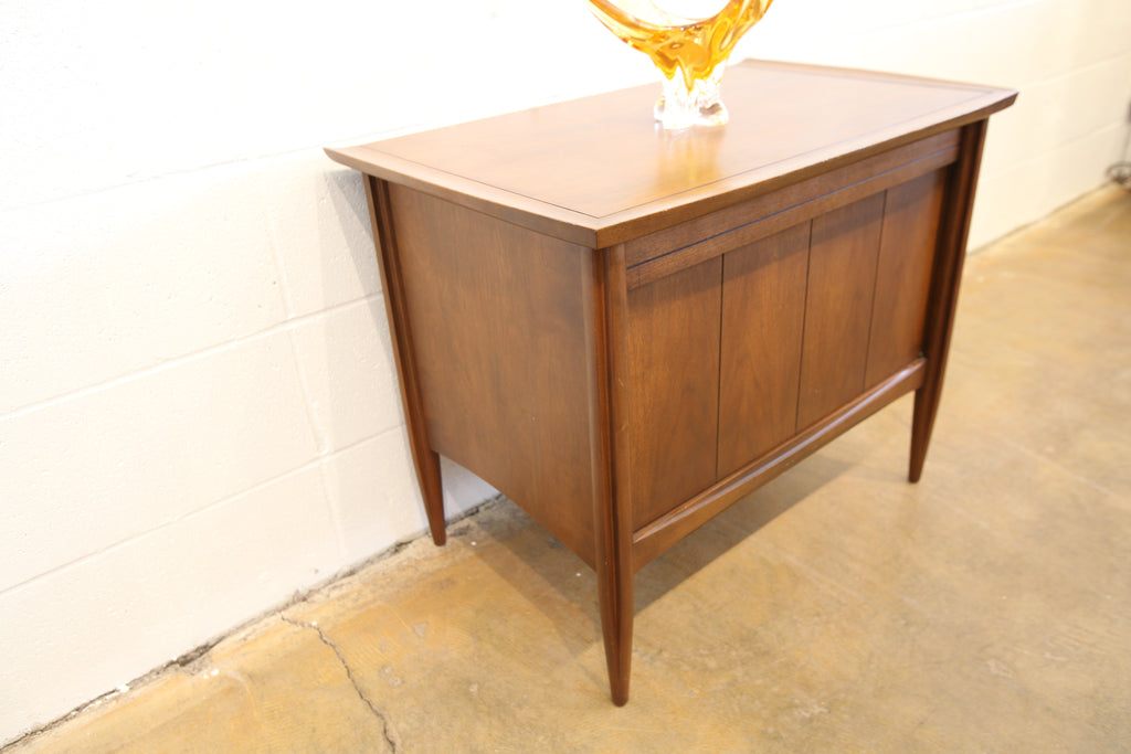 Vintage Deilcraft Walnut Bar / Side Table / Cabinet (29.75"W x 19"D x 24"W)