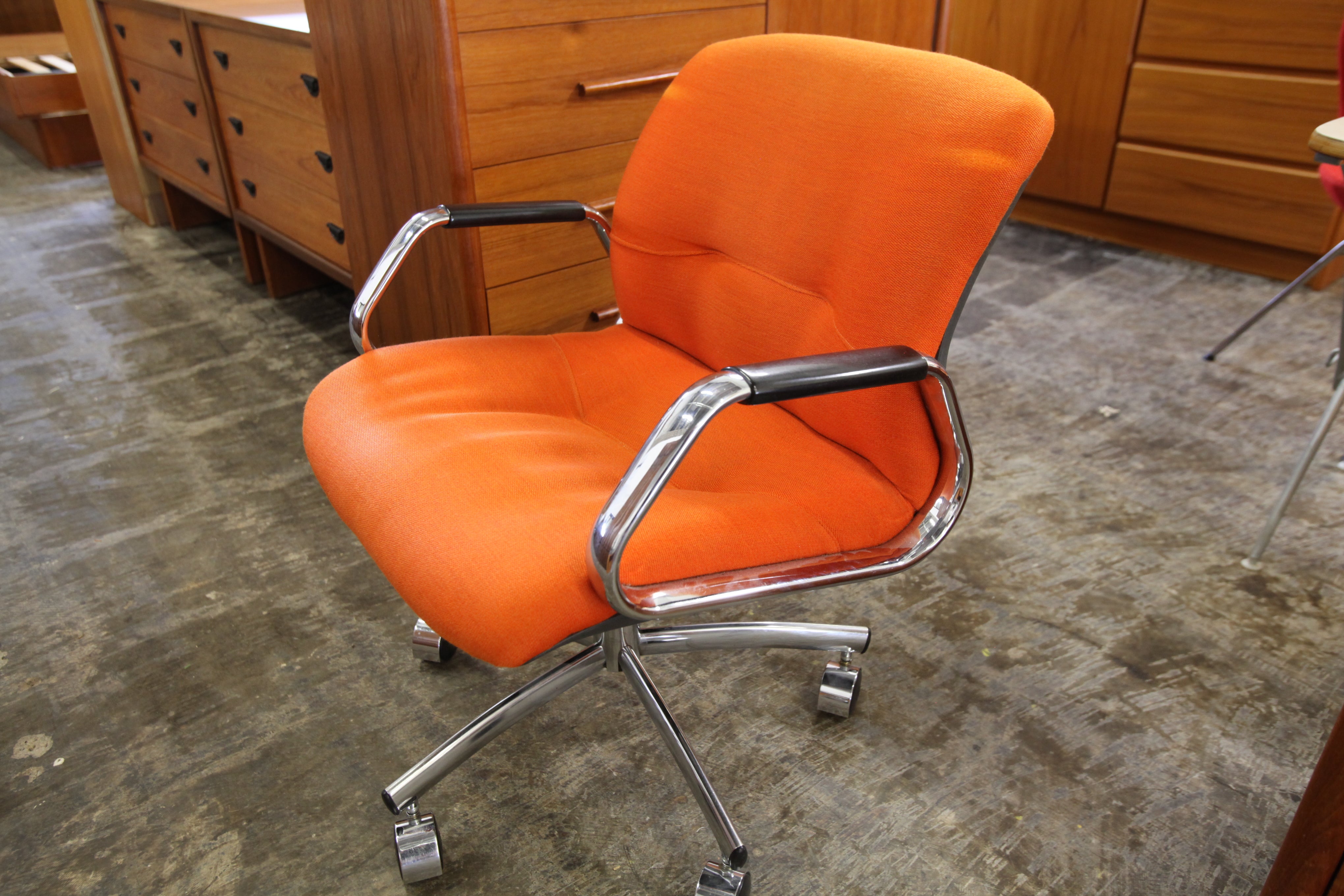 Vintage Orange Steelcase Chair (24.5"W x 30.5"H x 26"D)