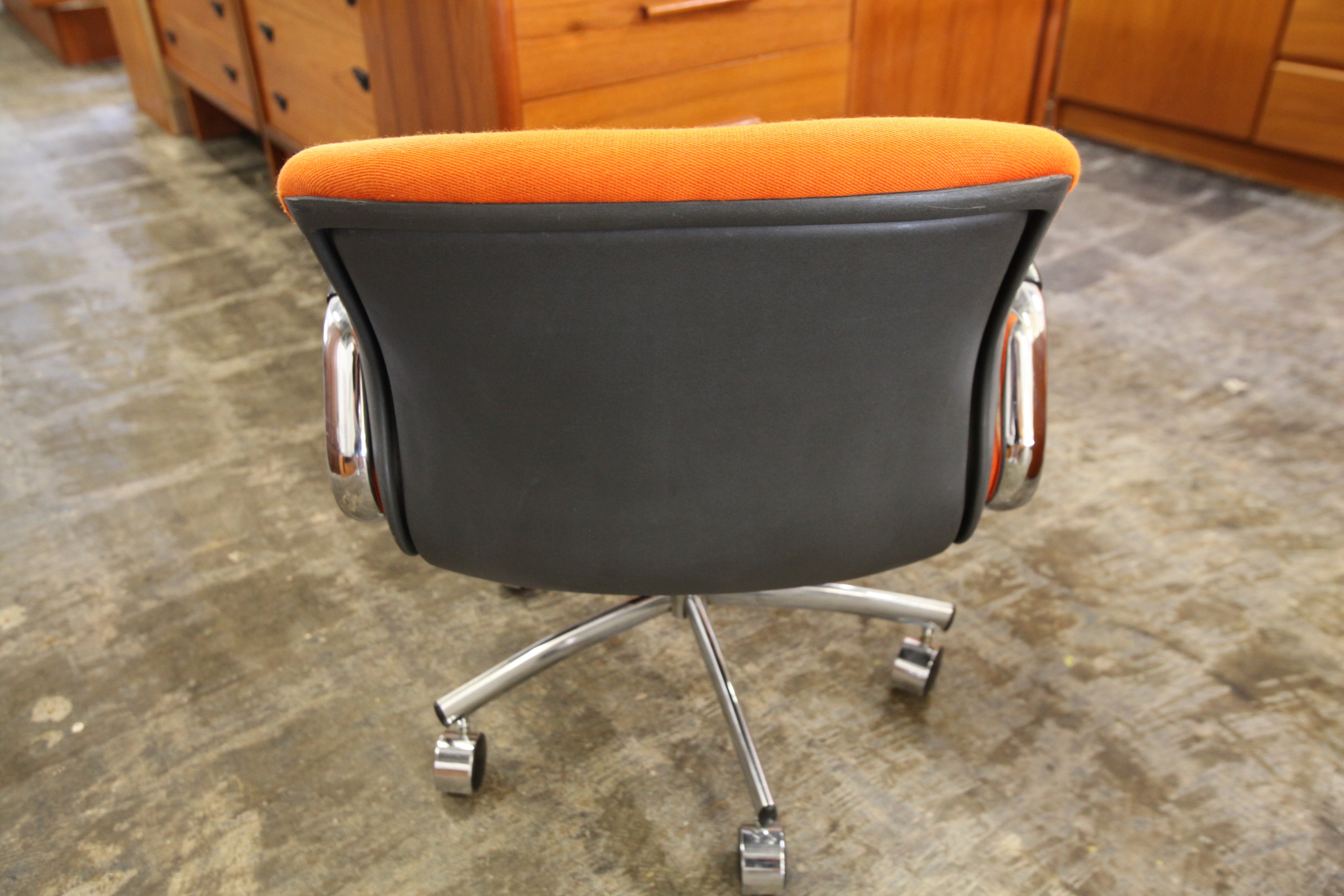 Vintage Orange Steelcase Chair (24.5"W x 30.5"H x 26"D)