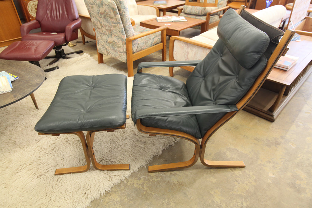 Vintage High Back Westnofa Siesta Chair & Ottoman (Leather Drk Green) (29"W x 38.25"H)