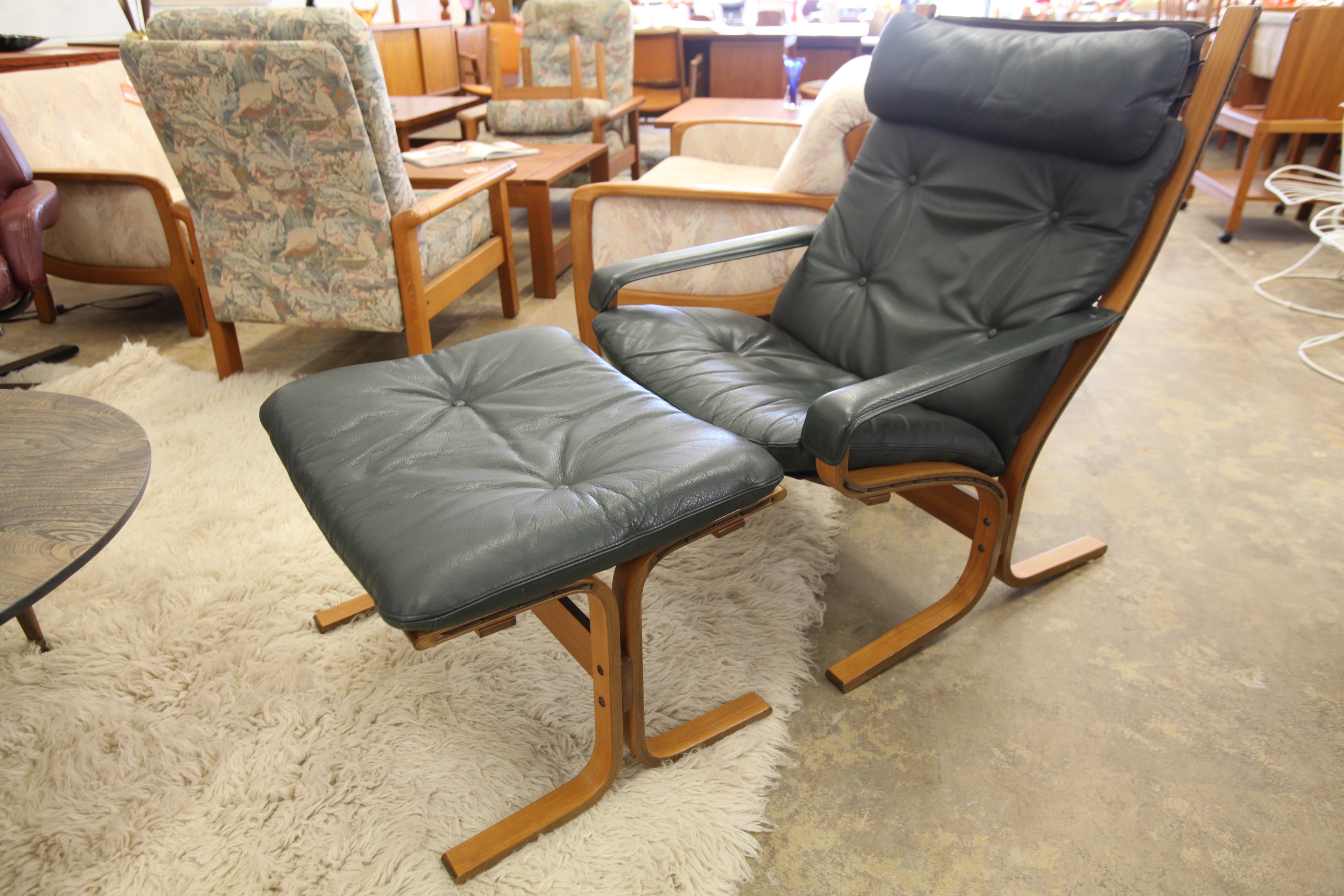 Vintage High Back Westnofa Siesta Chair & Ottoman (Leather Drk Green) (29"W x 38.25"H)