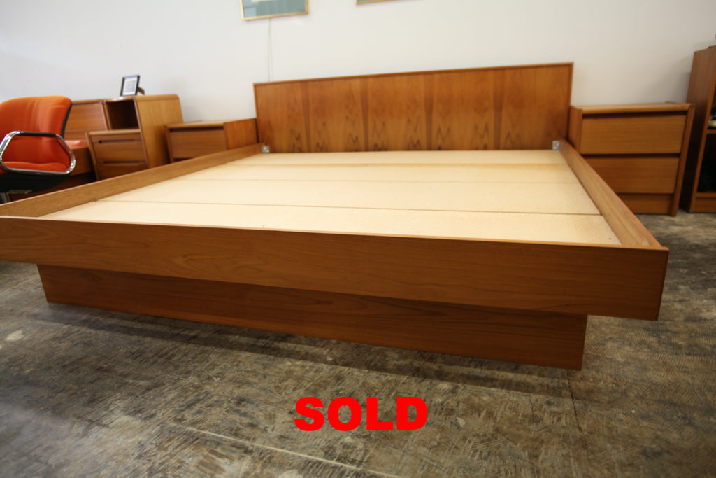 Vintage Teak King Size Bed with Night Stands (122"W x 83.5"D x 31.5"H)