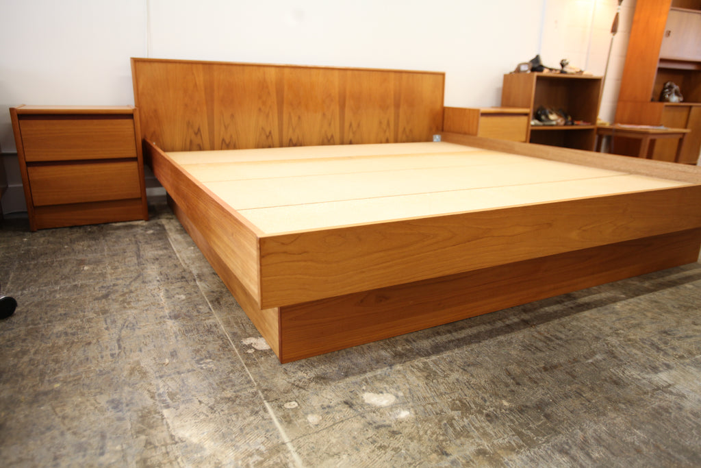 Vintage Teak King Size Bed with Night Stands (122"W x 83.5"D x 31.5"H)