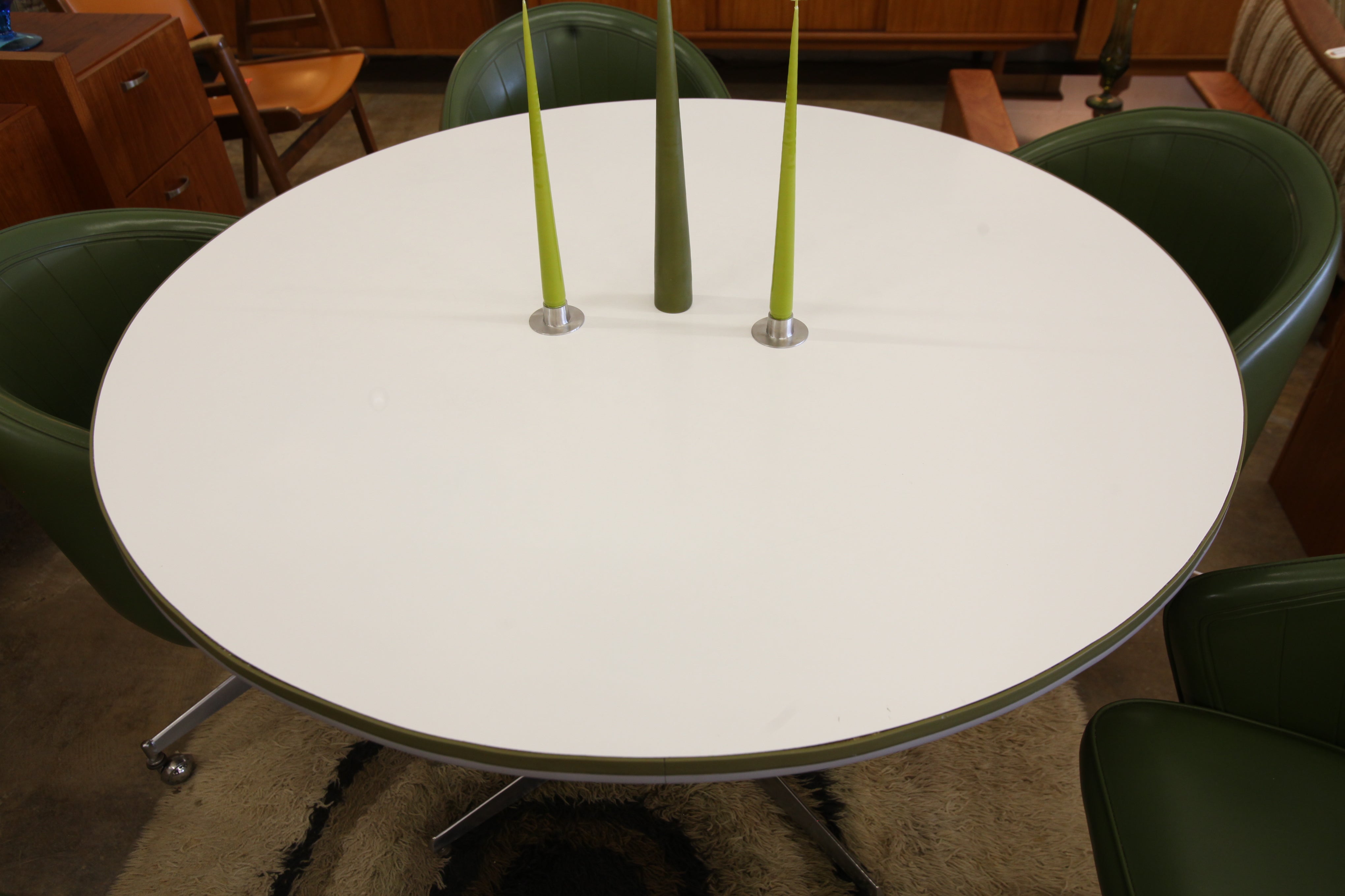 Retro Vintage Round Table and 5 Chairs (47.5"Dia / 29.5"H)
