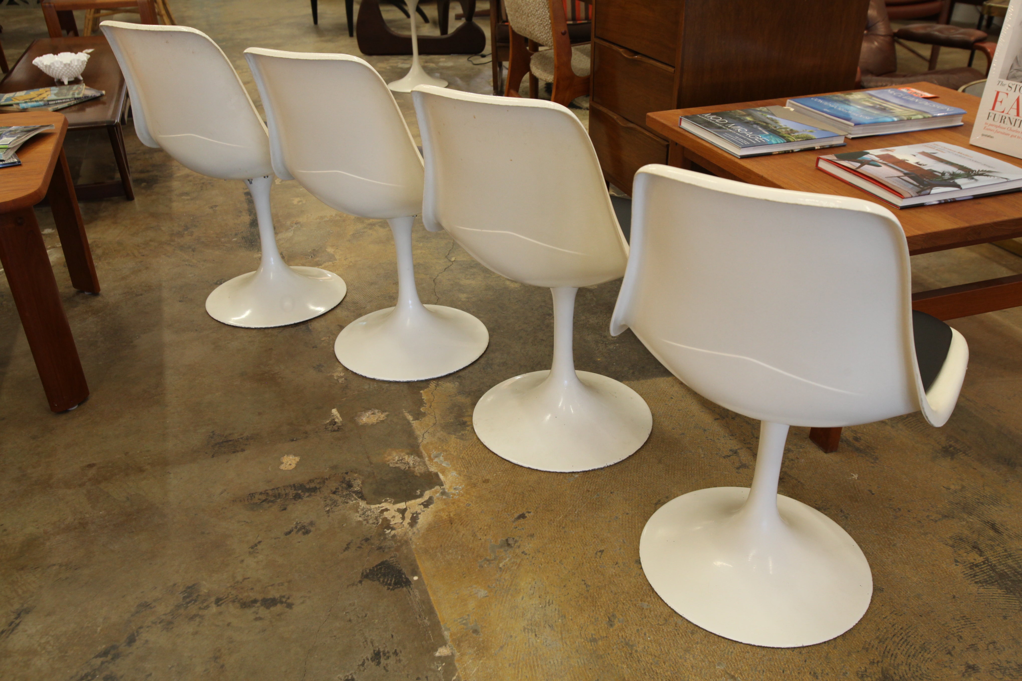 Vintage Saarinen Style Tulip Table & 4 Tulip Chairs (41.5" Dia x 29.25"H)