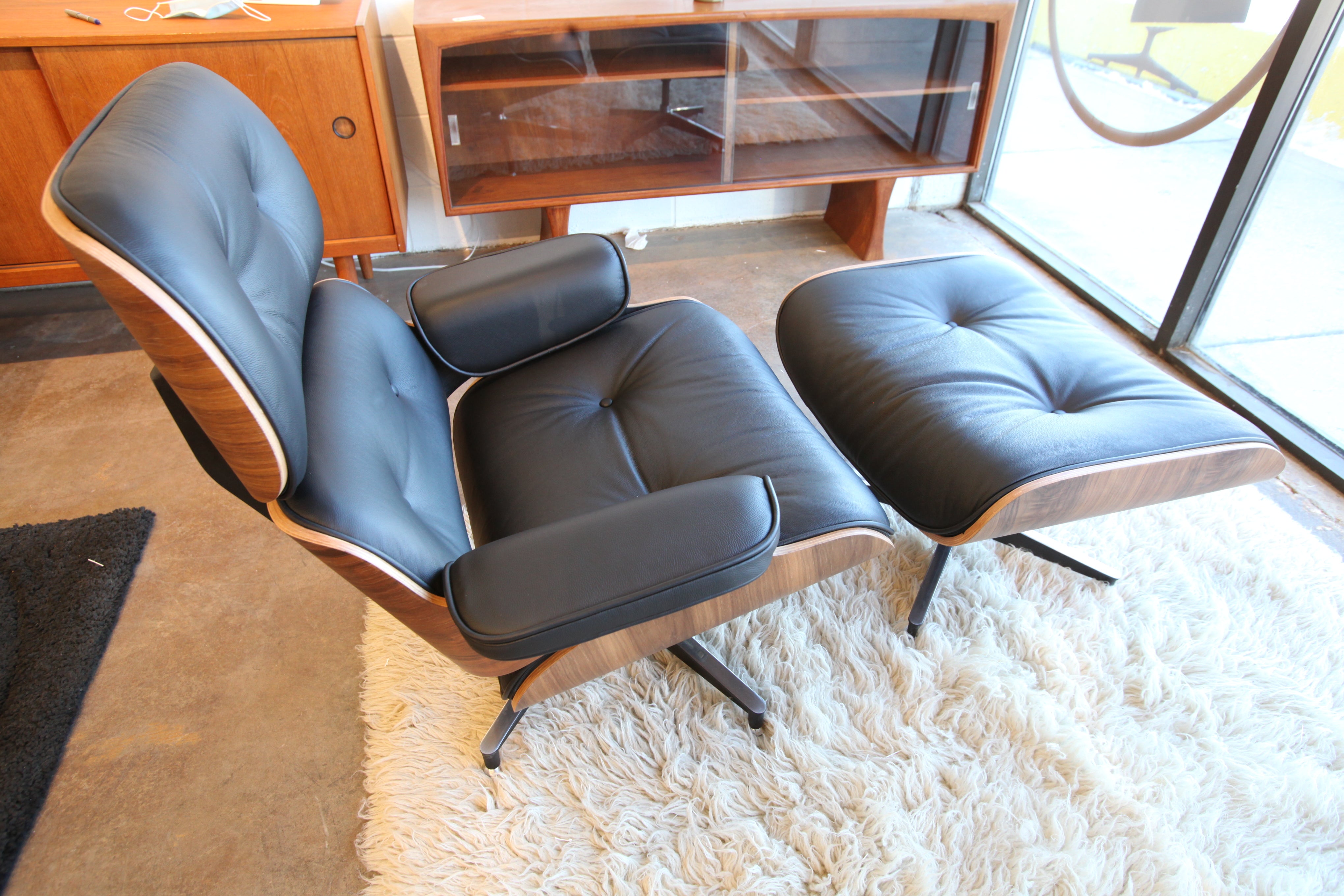 New High End Replica Eames Chair and Ottoman (Walnut Wood / Black Leather)