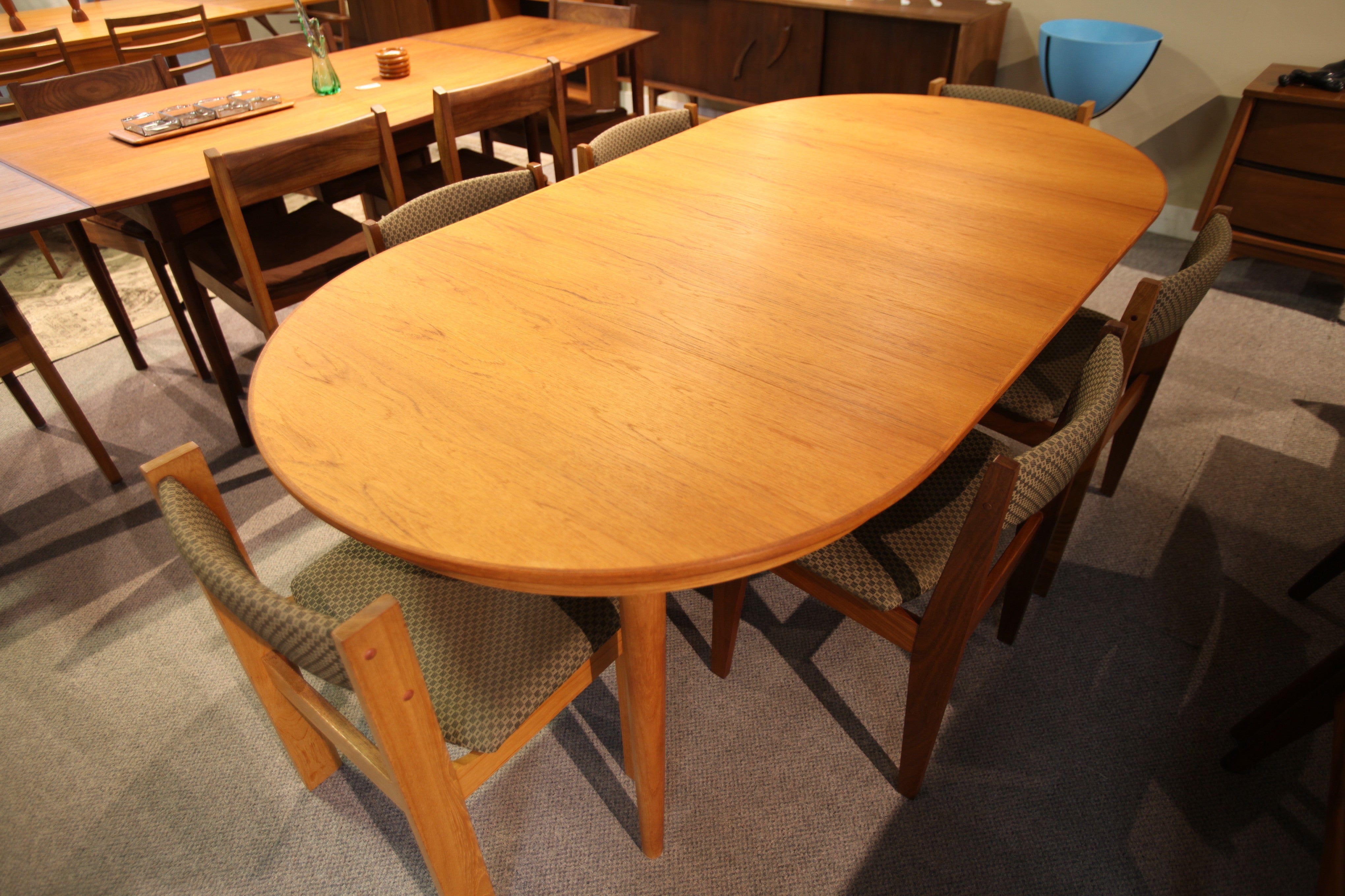 Round Danish Teak Table (2 leafs) 43.25" across (82.75" x 43.25) with extensions