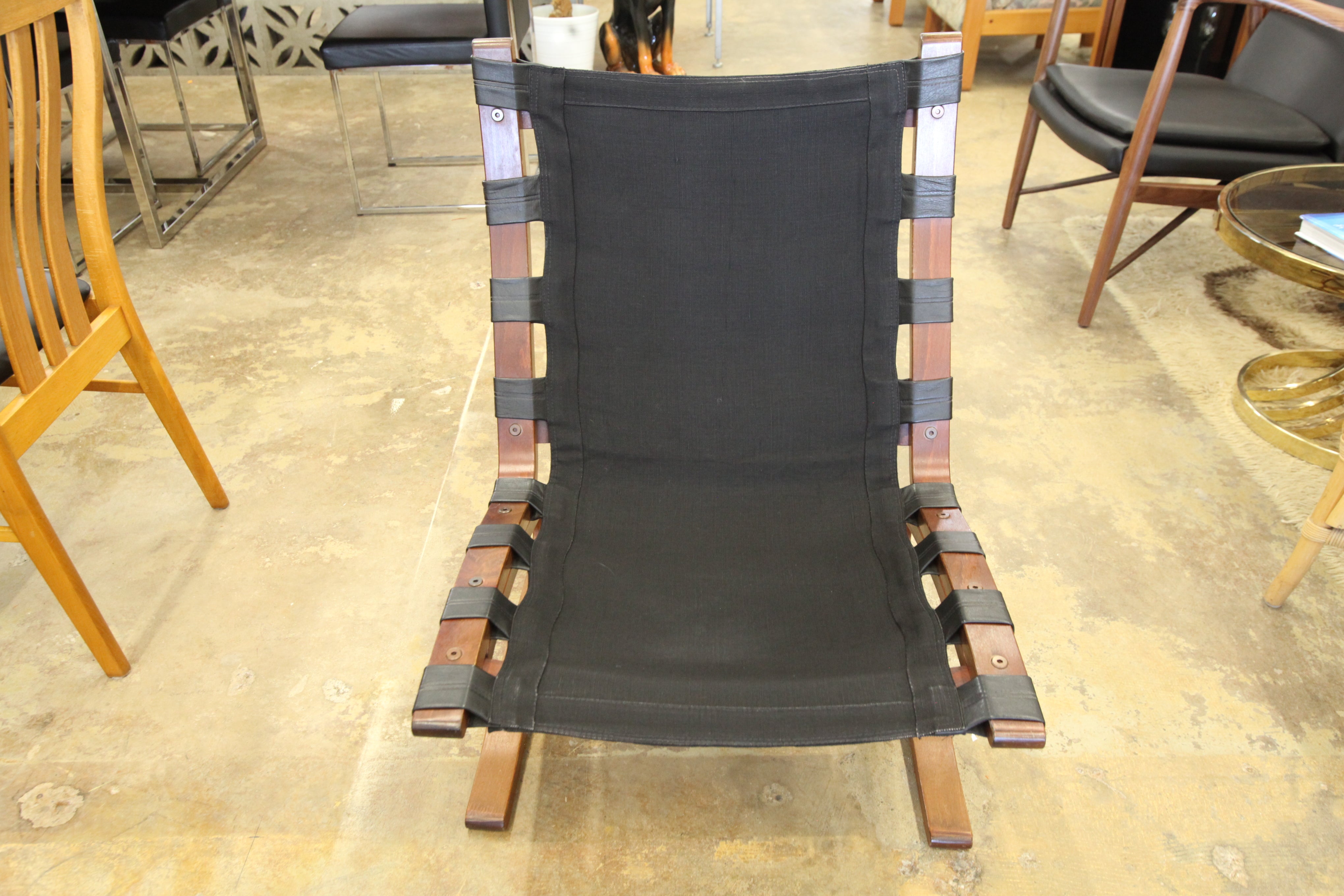 Vintage Leather Kengu Chair (24"W x 31.75"H x 26"D)