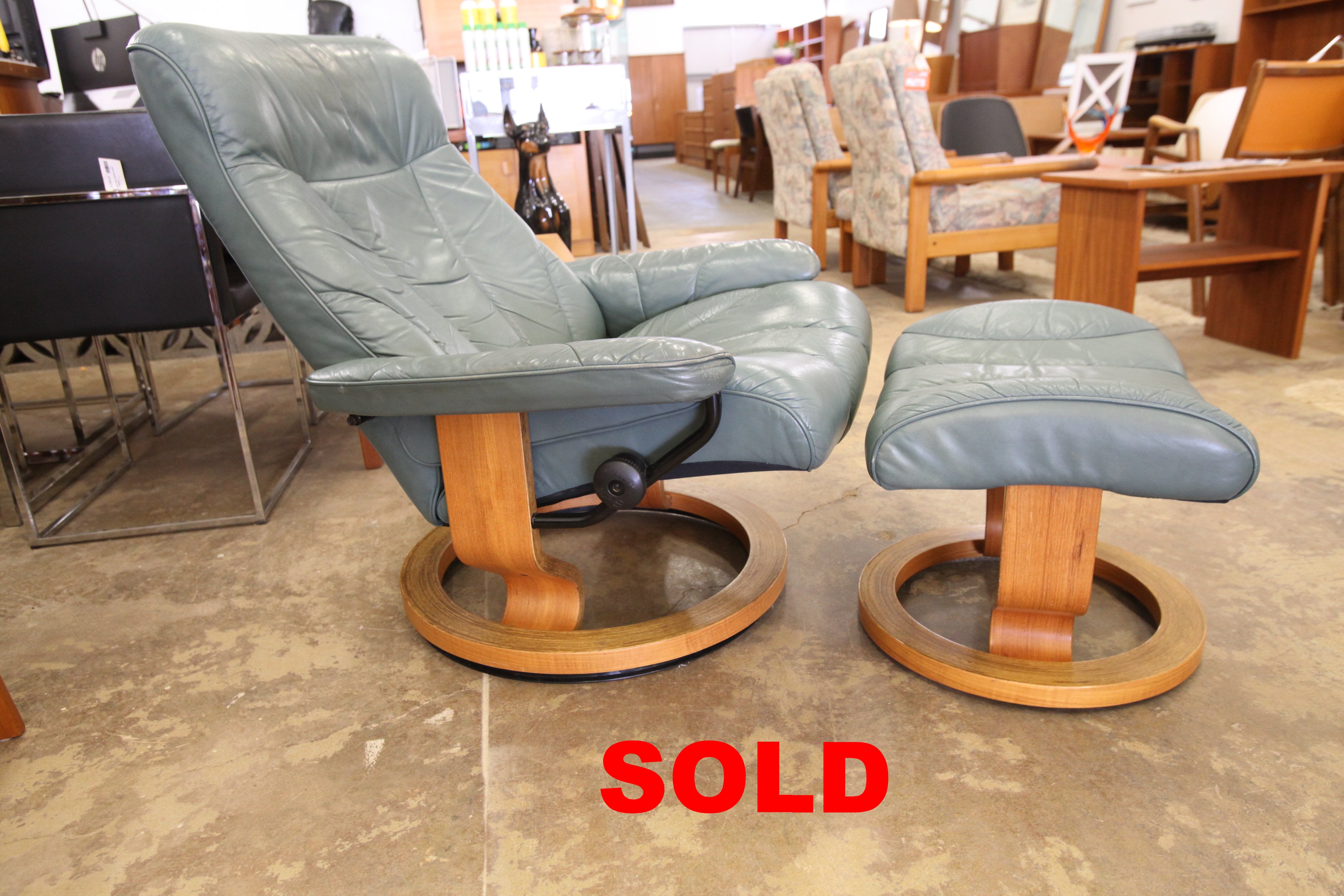 Vintage Leather Stressless Recliner / Ottoman (green)
