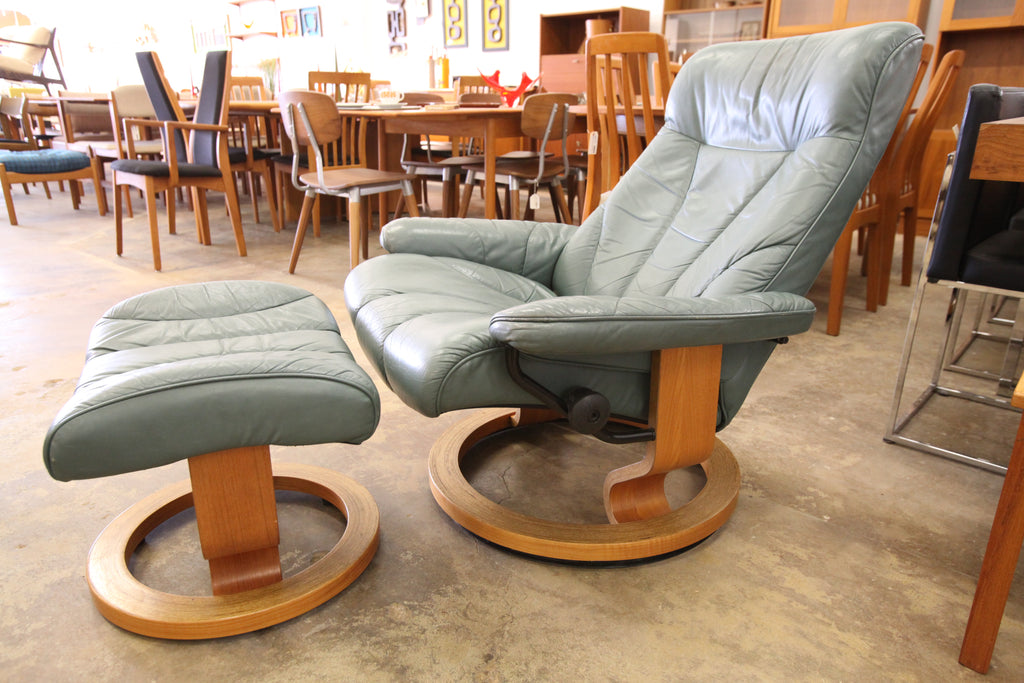 Vintage Leather Stressless Recliner / Ottoman (green)