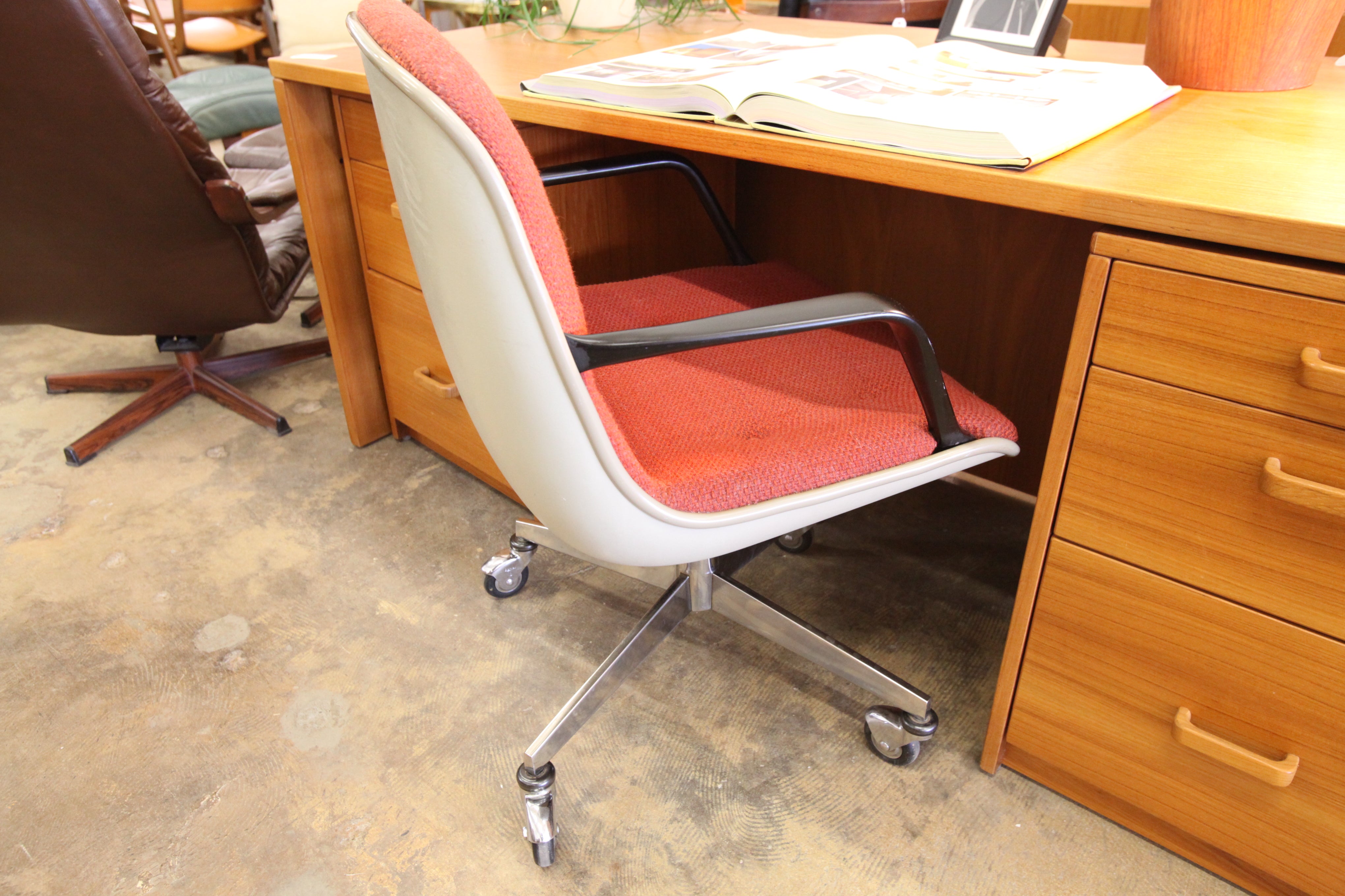 Vintage Steelcase Office Chair on Wheels  (24.5"W x 34.5"H x 24"D)
