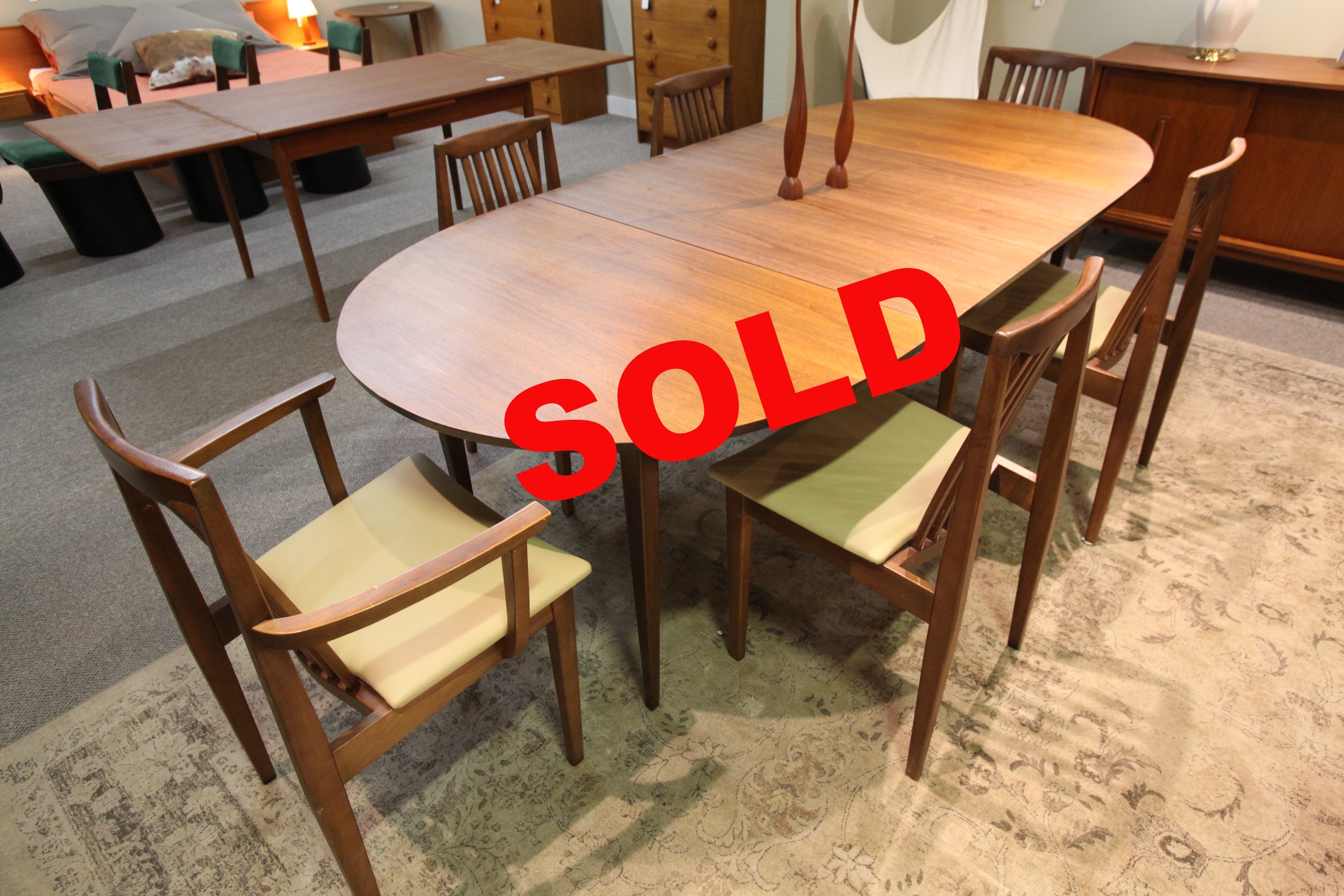 Honderich (1960) Walnut Dining Table w/2 Leafs and 6 Chairs (92"x41.5") or (57.5"x41.5")