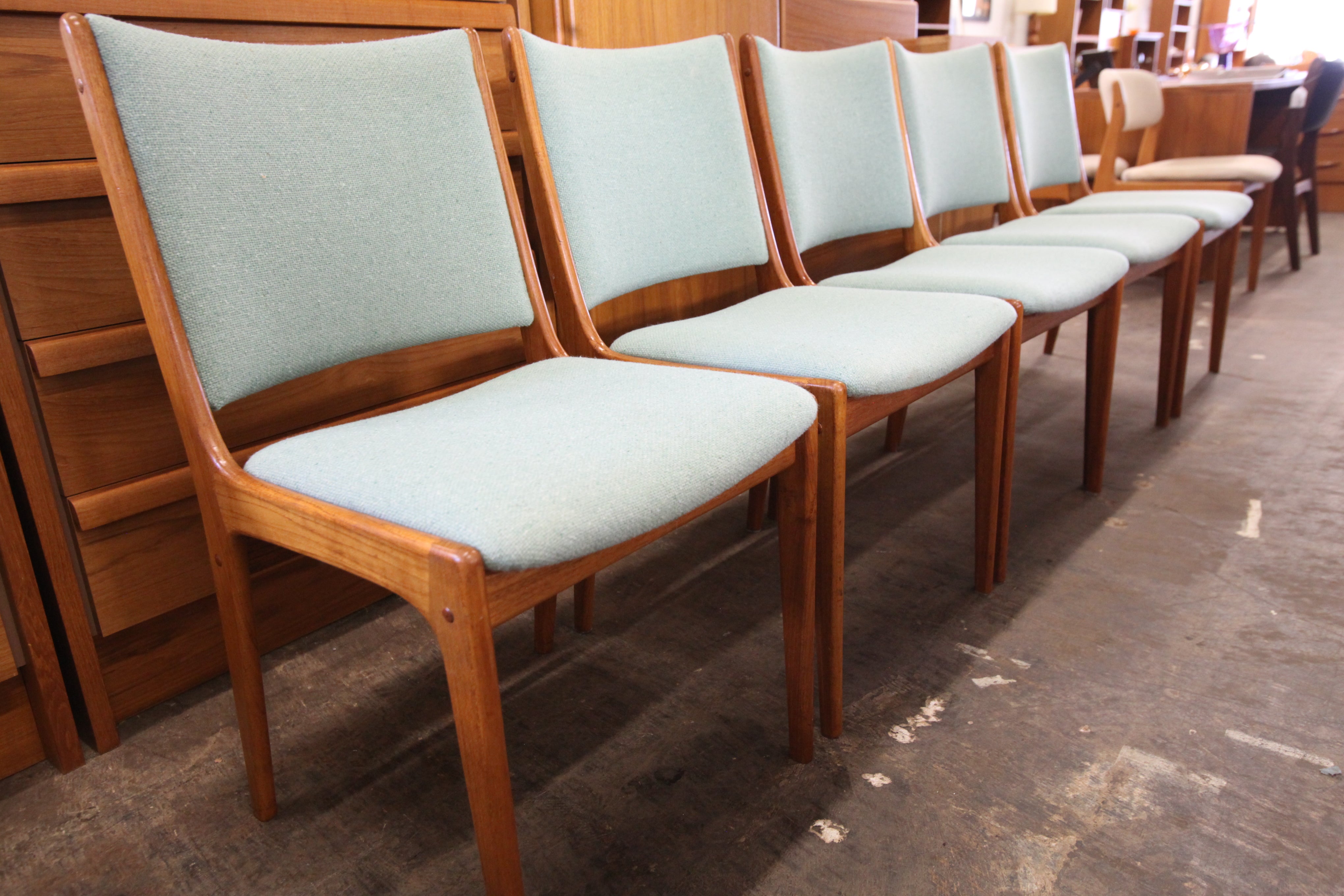 Beautiful Set of 5 Vintage Teak Dining Chairs (19"W x 22"D x 33.75"H)