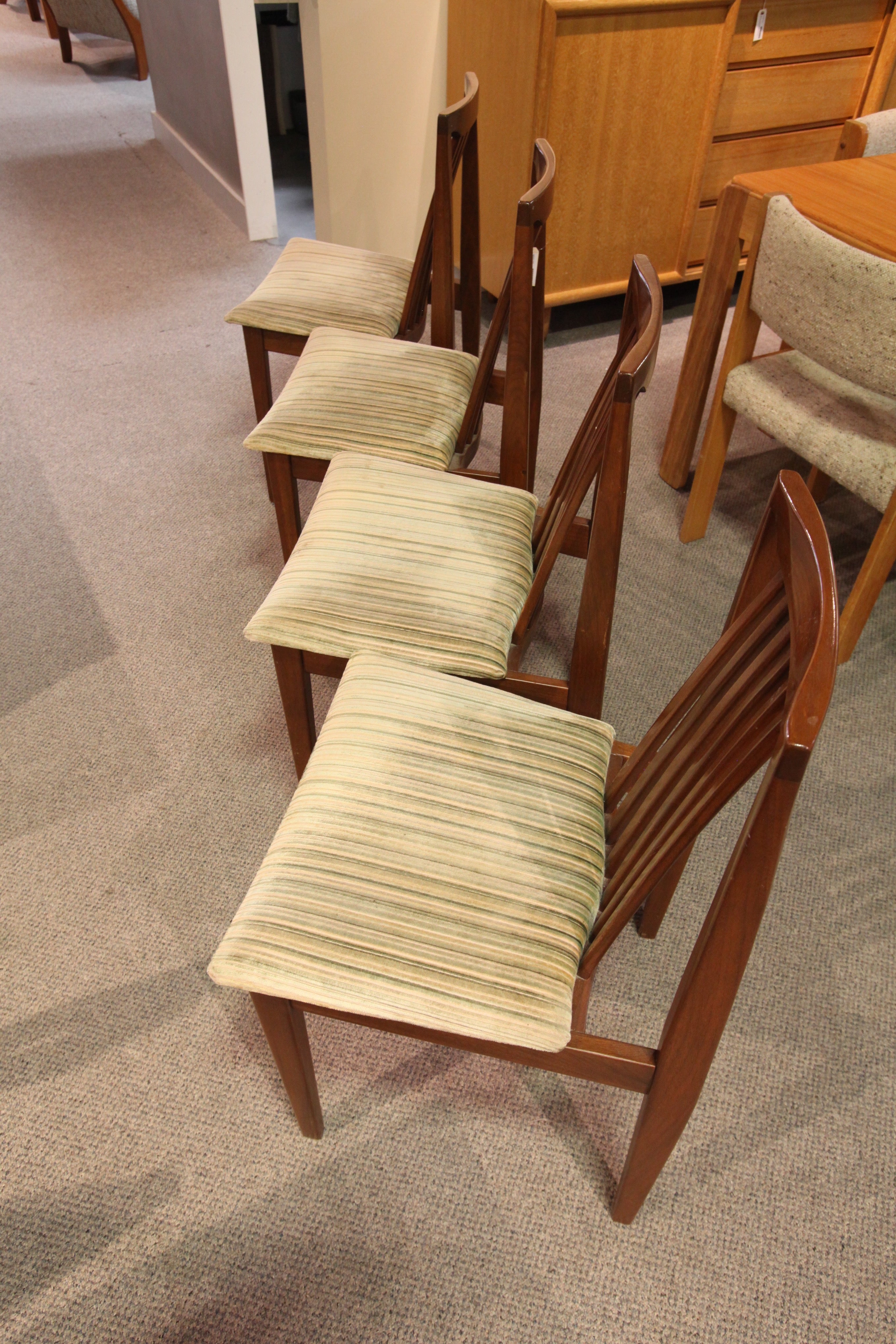 Set of 4 Honderich Walnut chairs (1960)