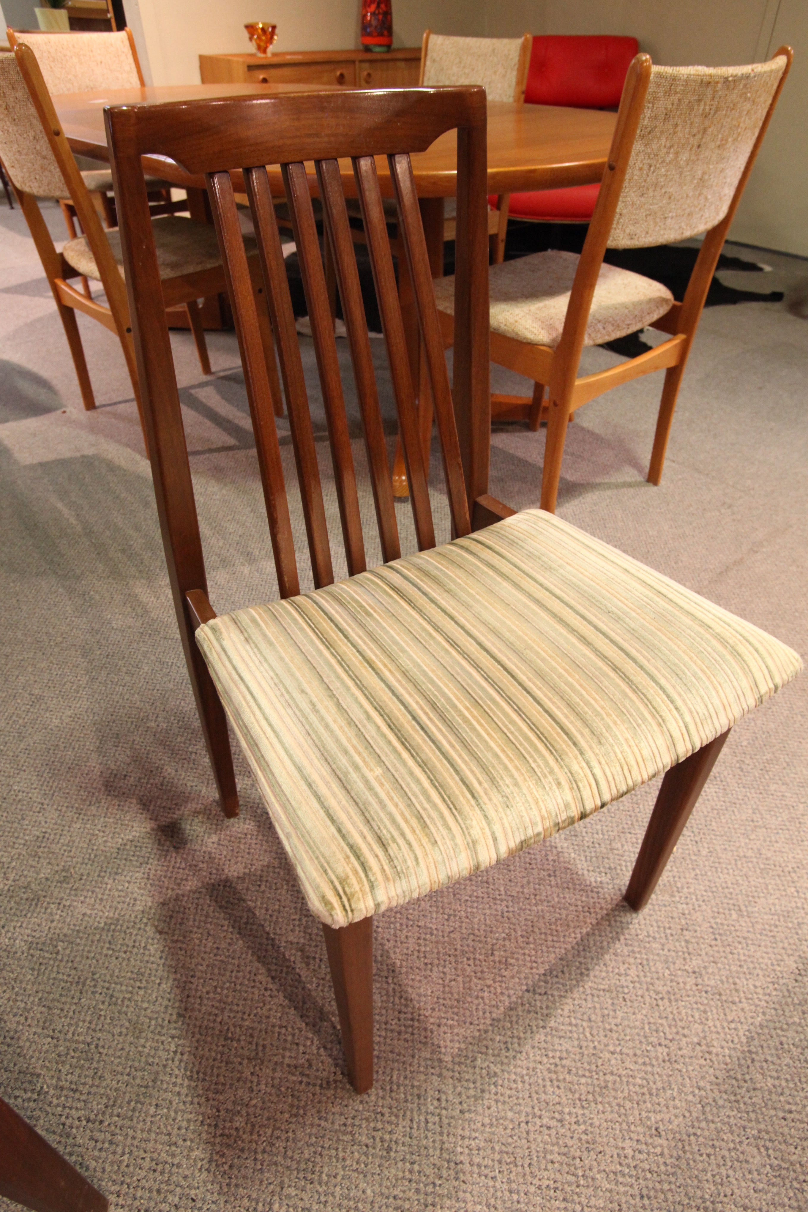 Set of 4 Honderich Walnut chairs (1960)