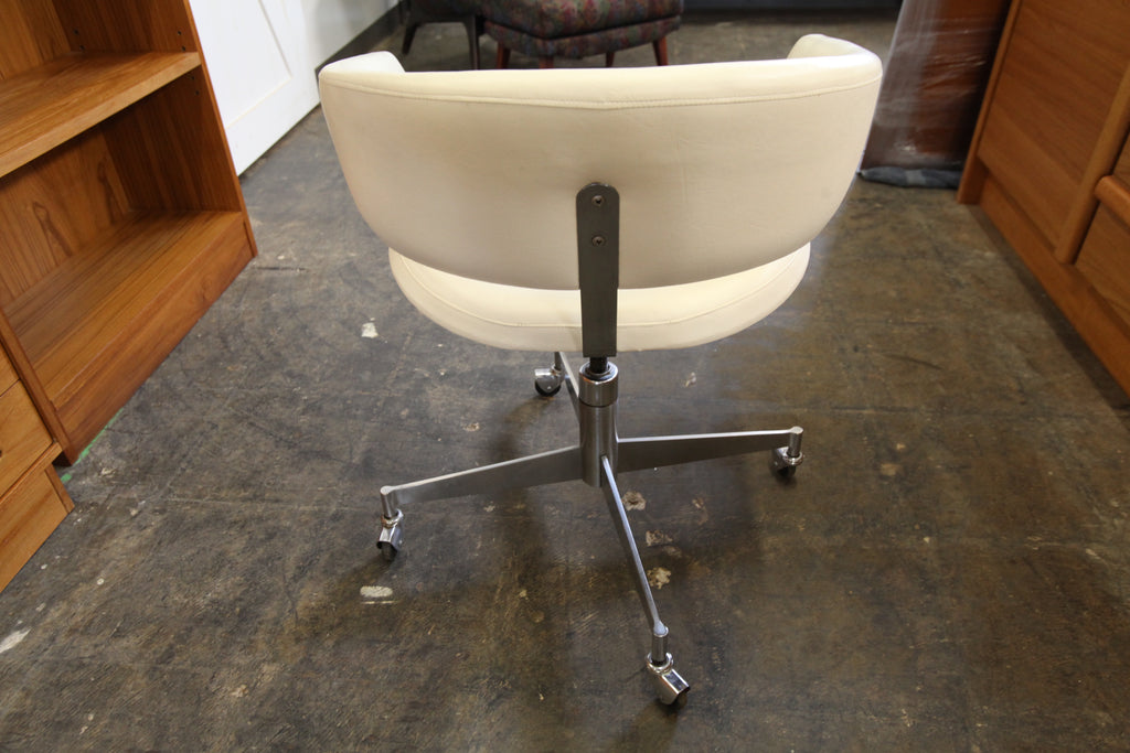 Vintage White Office Chair (23"W x 20"D x 30"H)