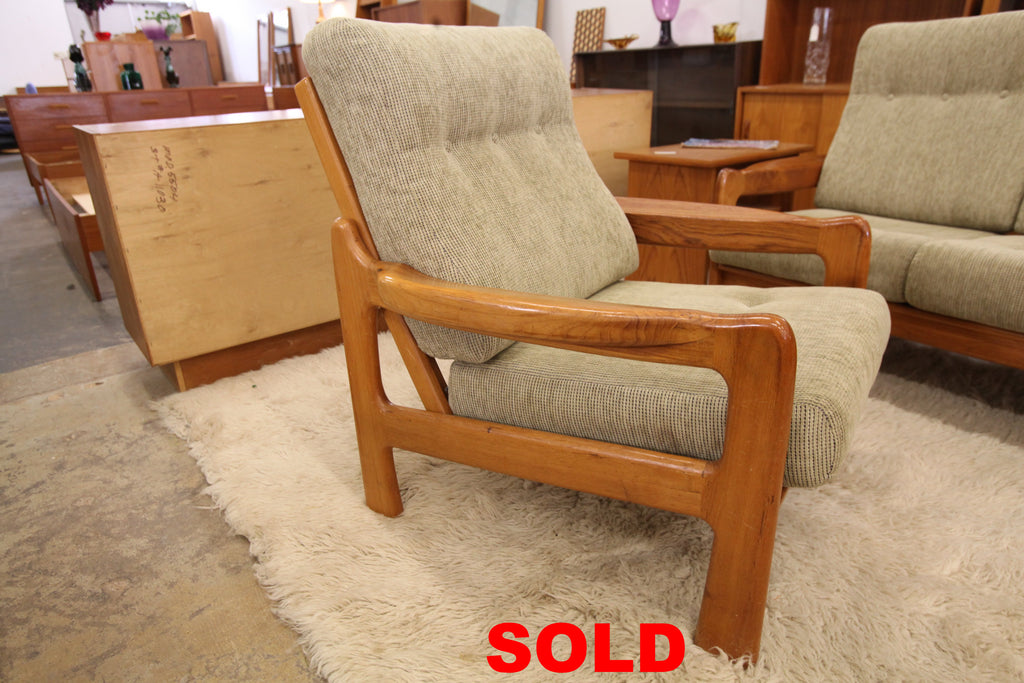 Vintage Solid Teak Lounge Chair (31.25"W x 36"H x 34"D)