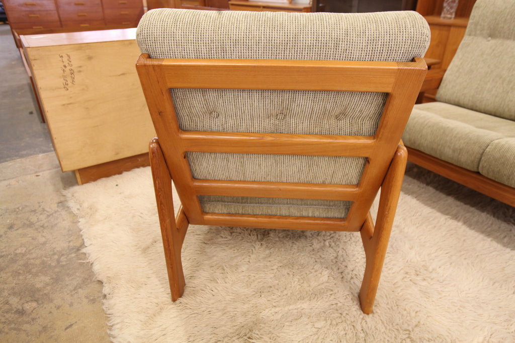 Vintage Solid Teak Lounge Chair (31.25"W x 36"H x 34"D)