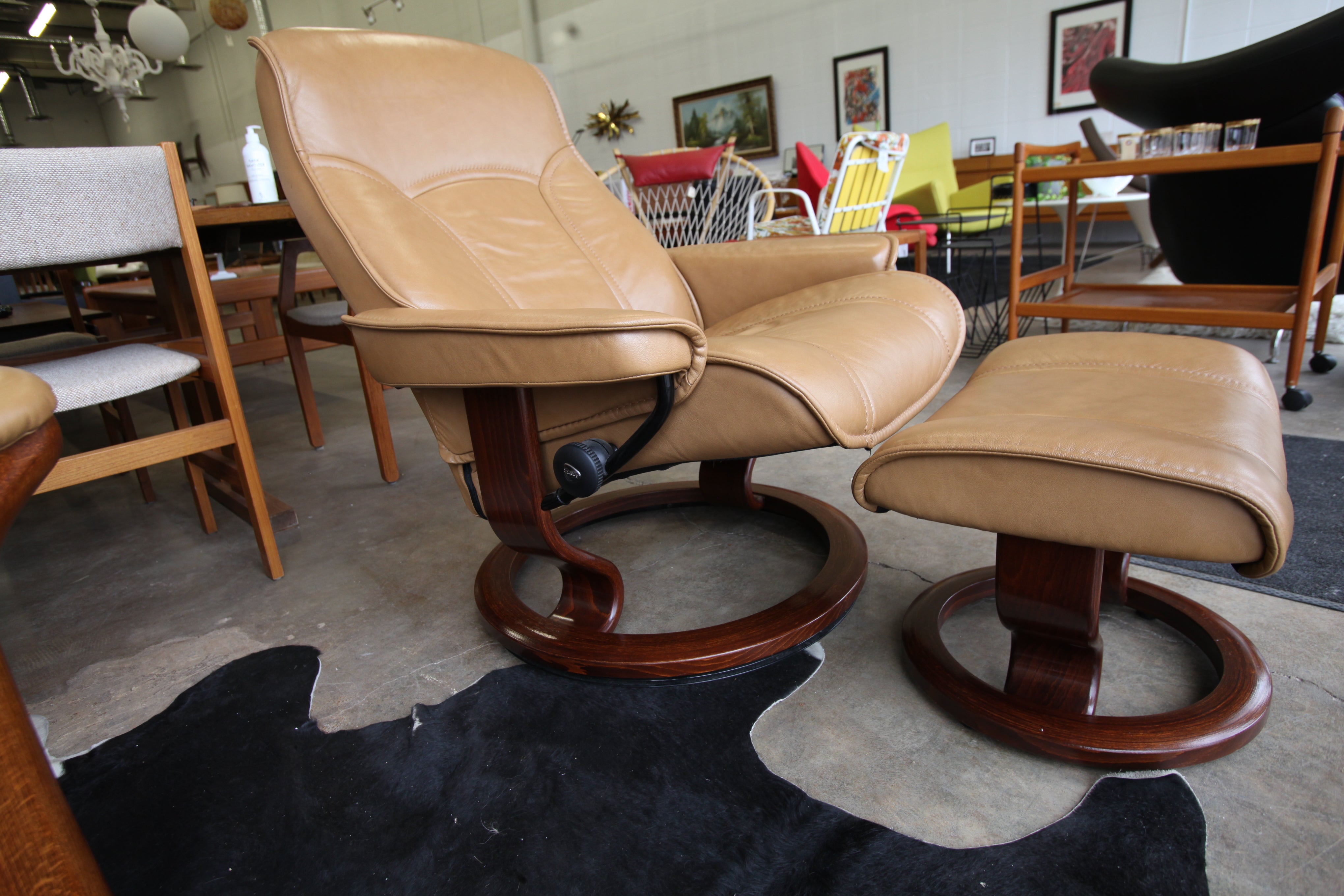 Vintage Ekornes Stressless Leather Recliner and Ottoman (34"W x 39.5"H x 32-38"D)
