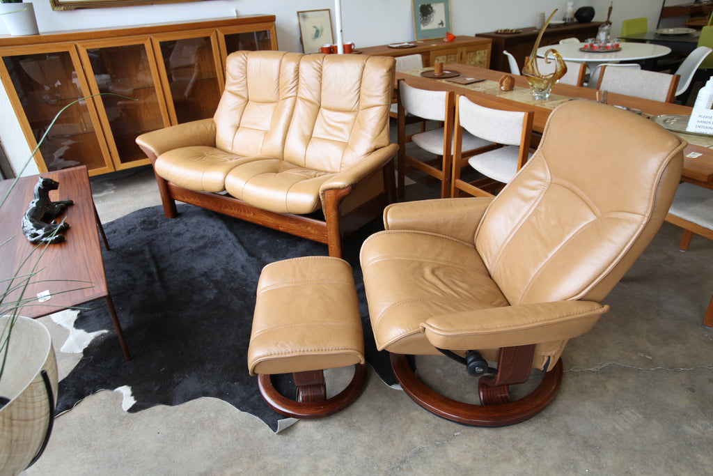 Vintage Ekornes Stressless Leather Recliner and Ottoman (34"W x 39.5"H x 32-38"D)