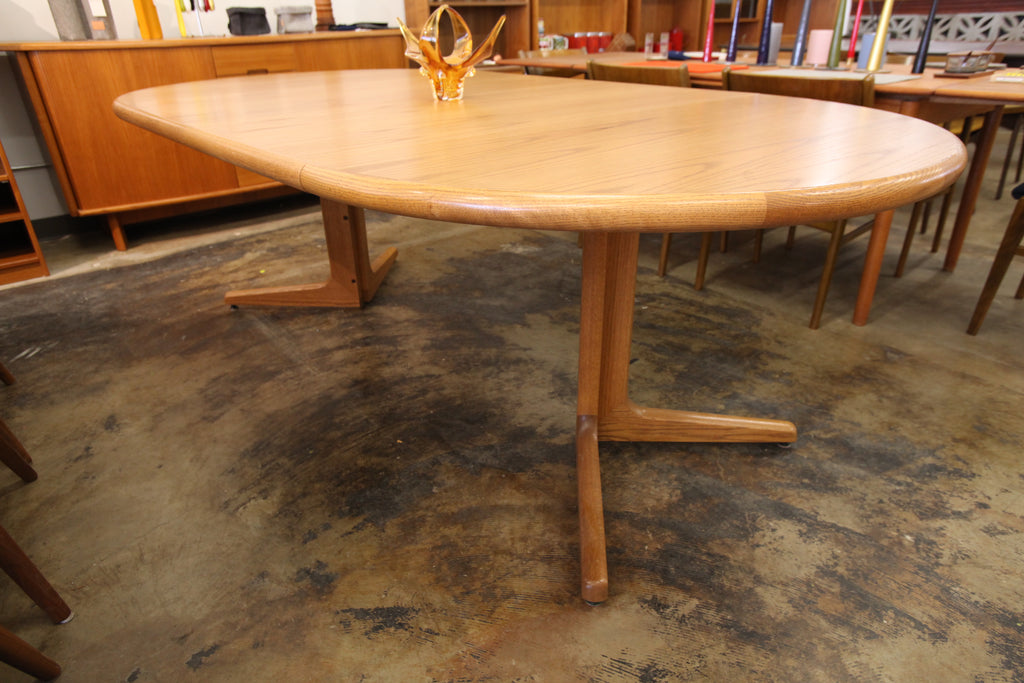 Vintage Oak Round Dining Table Set w/ 2 Leafs and 4 Chairs