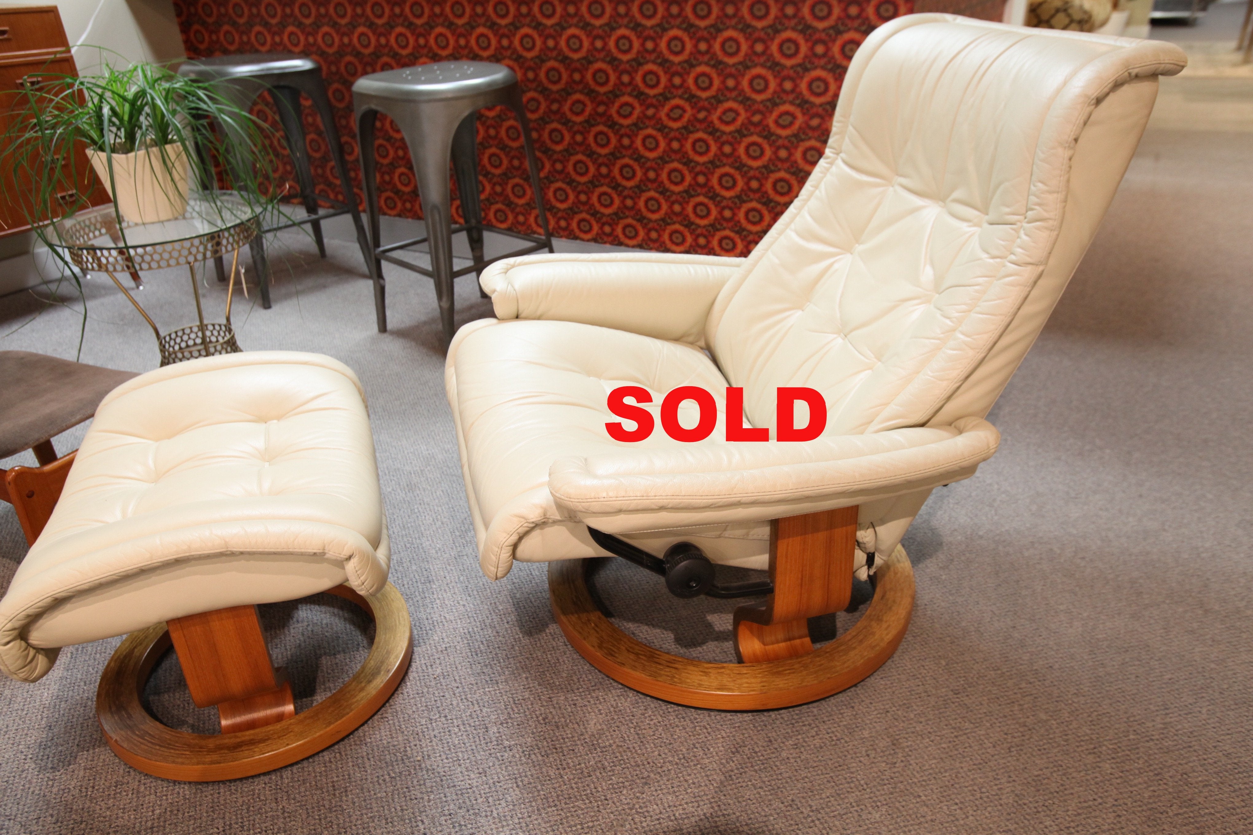 Ekornes Stressless Leather Recliner and Ottoman (Cream colour)