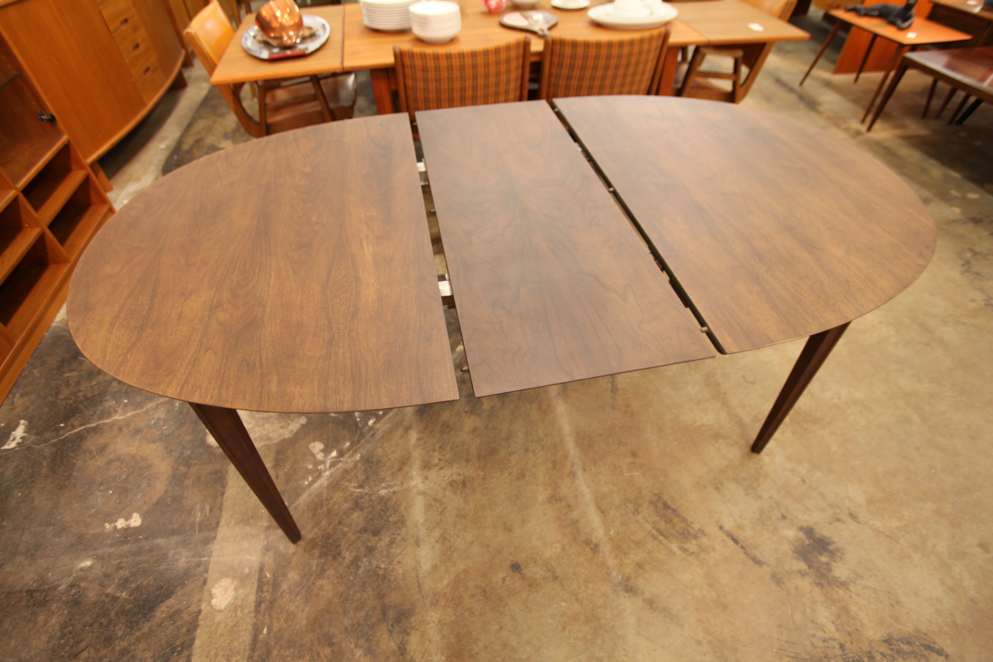 Perfect Vintage Walnut Dining Table w/ 2 Leafs