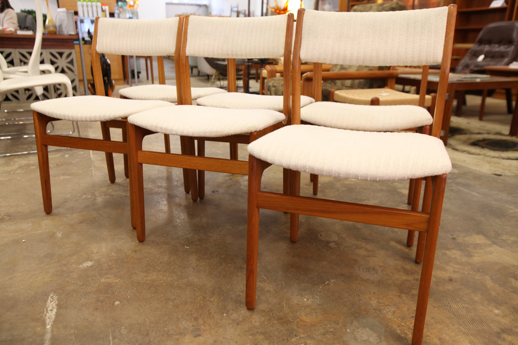 Set of 6 Vintage Teak Dining Chairs. (18.5"W x 18"D x 31.75"H)