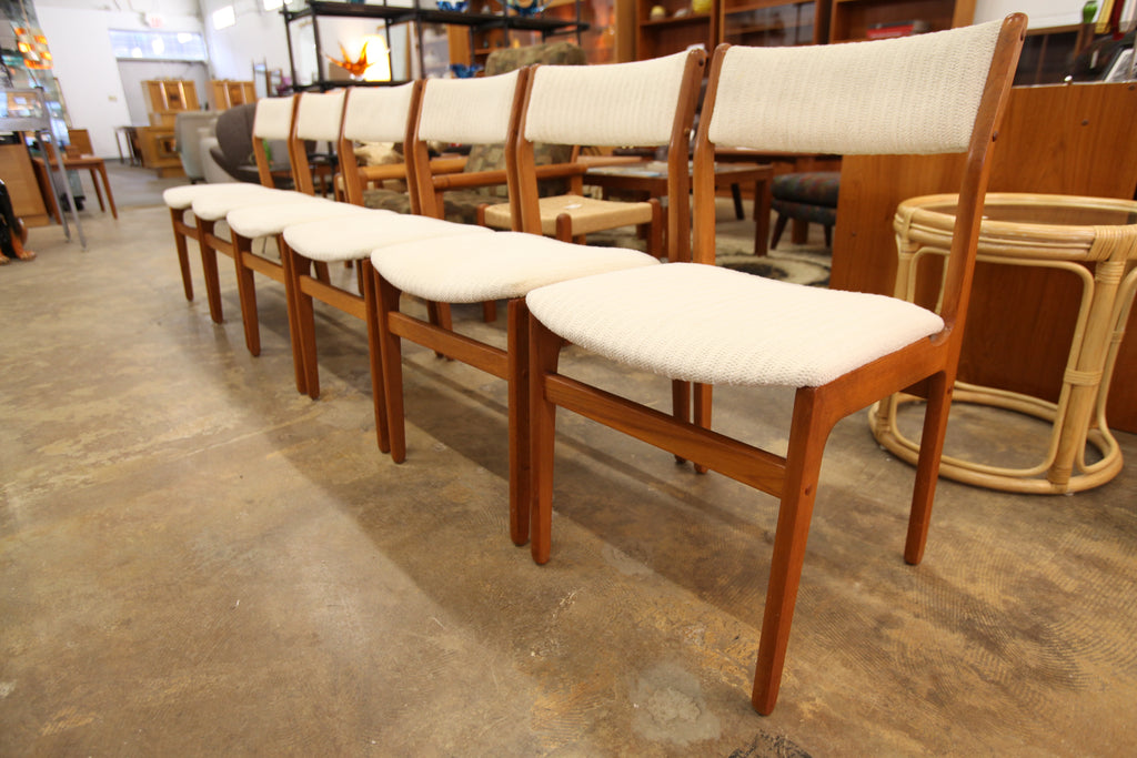 Set of 6 Vintage Teak Dining Chairs. (18.5"W x 18"D x 31.75"H)