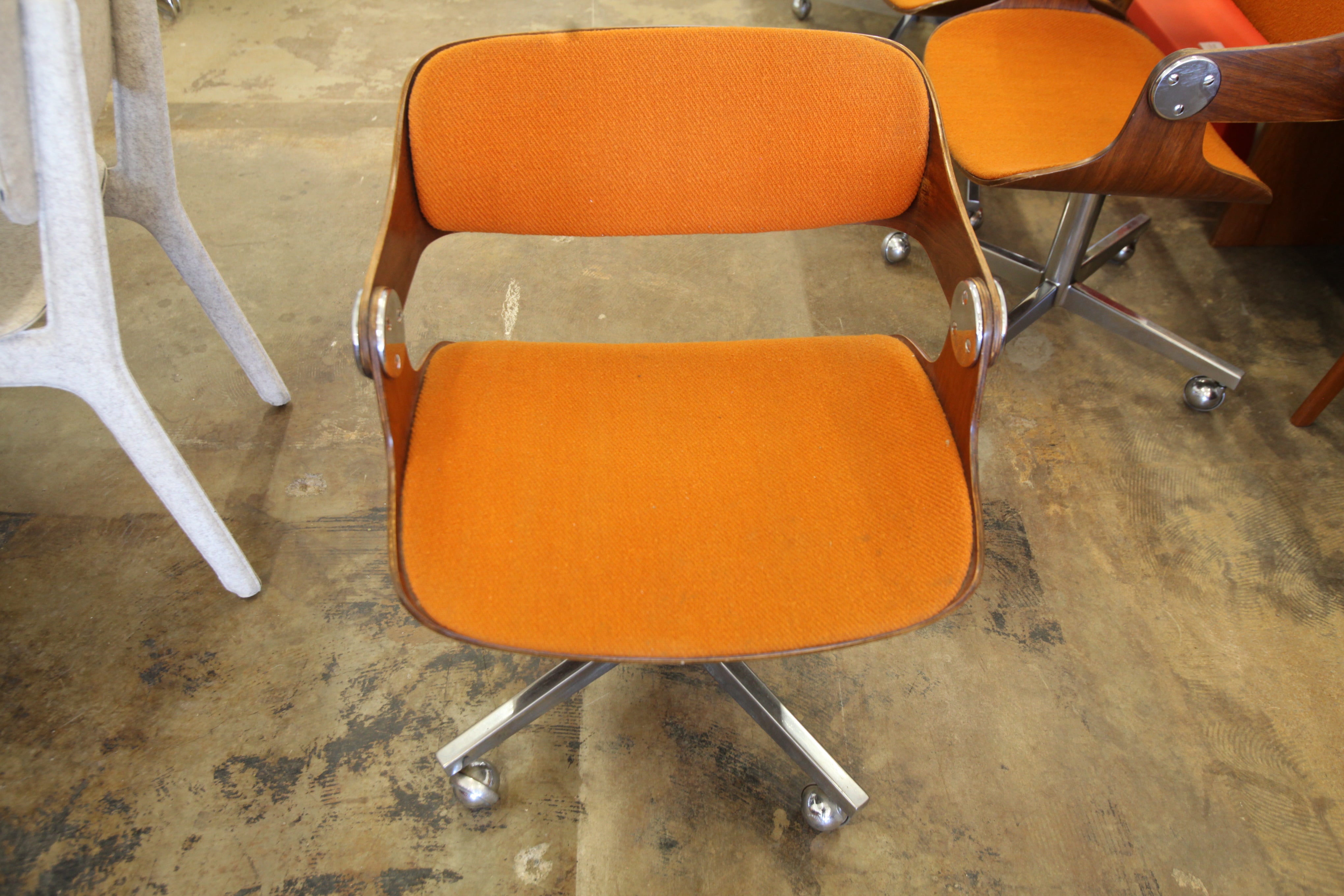 Cool Vintage Doerner Faultless Swivel Chair (22"W x 21"D x 28.5"H)