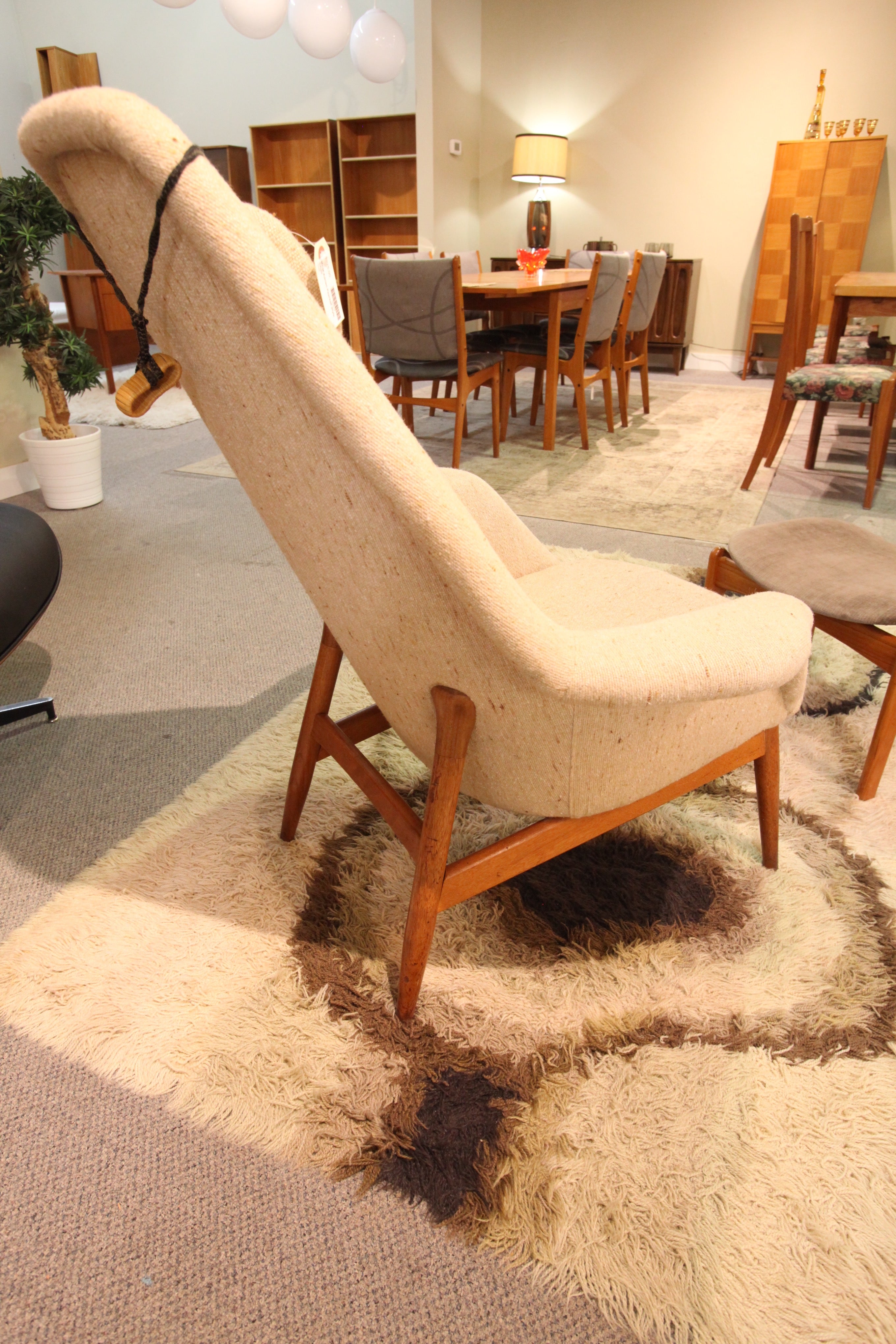Very Cool Mid Century Lounge Chair w/Teak Frame (39"H x 34"W)