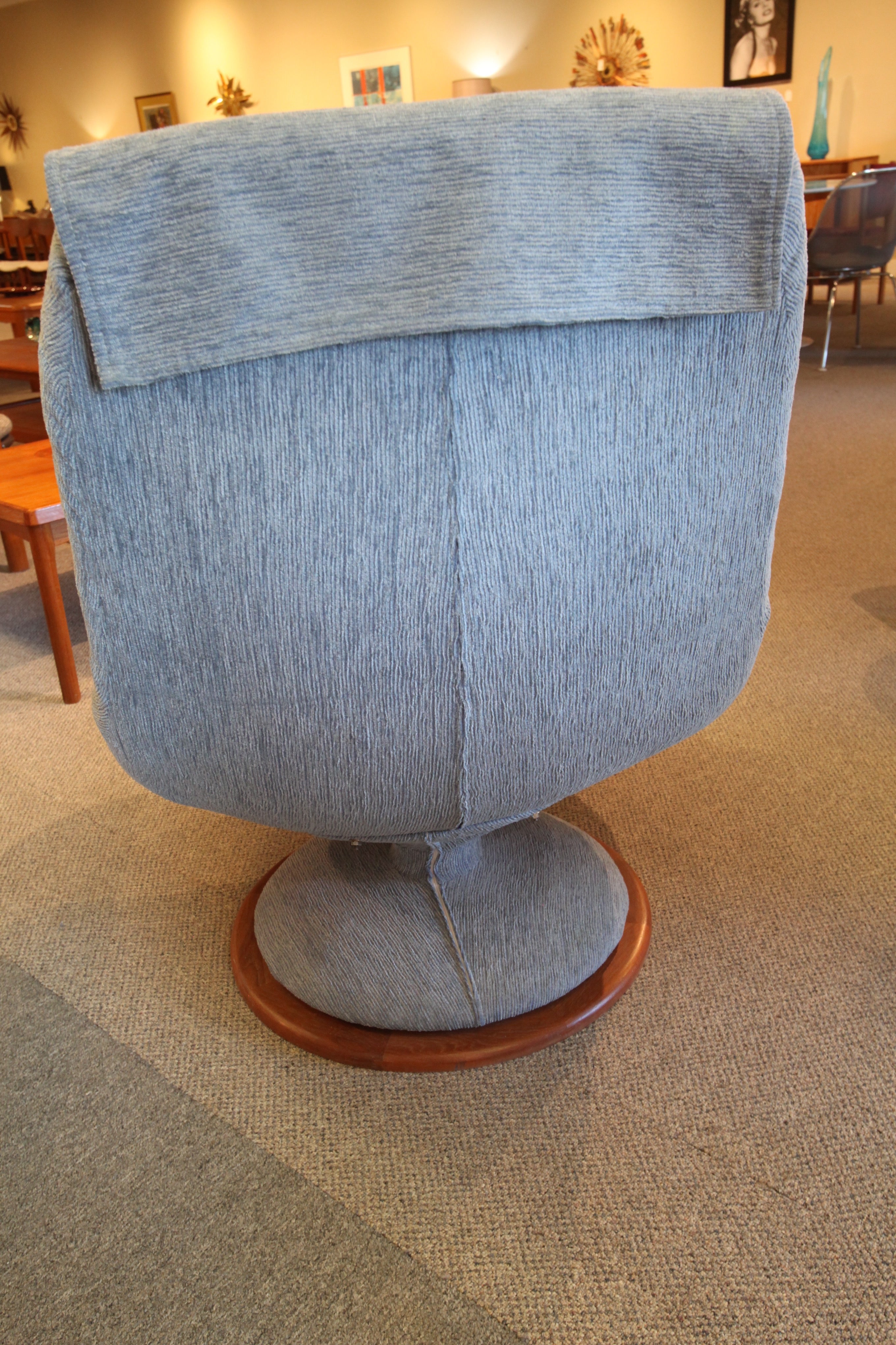 Vintage R. Huber Swivel Chair w/Teak Base (39"H x 32"W)