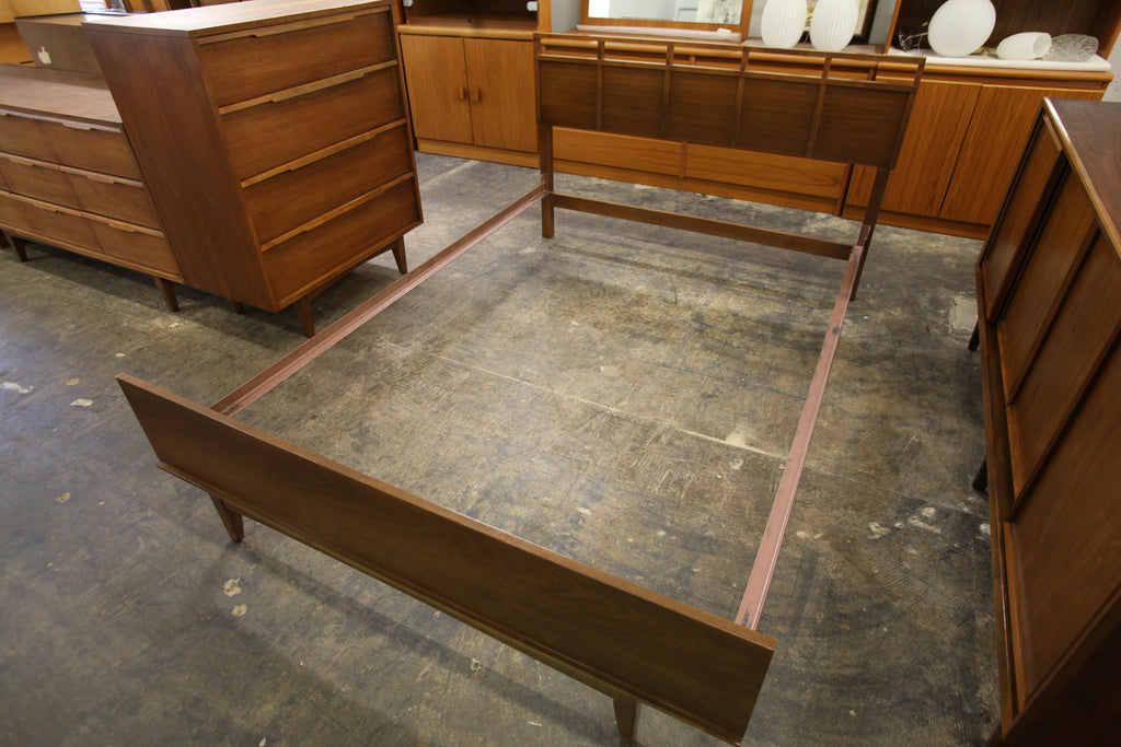 Vintage Walnut Double / Full Size Bed. (56"W x 78.5"D x 35"H)