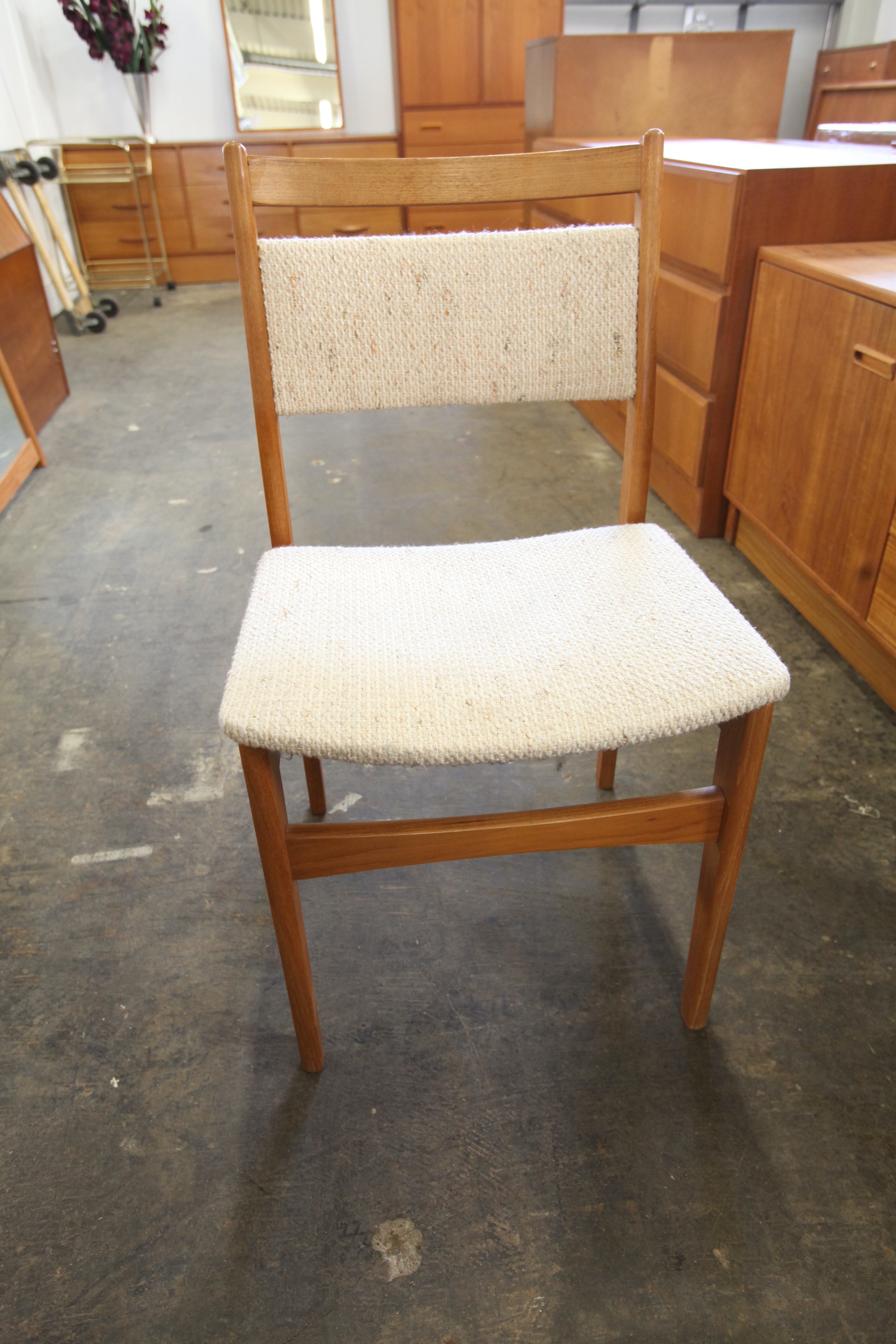 Vintage Single Teak Dining Chair (18.25"W x 20"D x 32"H)