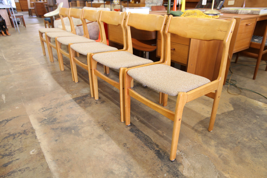 Set of 6 Vintage Oak Dining Chairs (19"W x 19"D x 31"H)