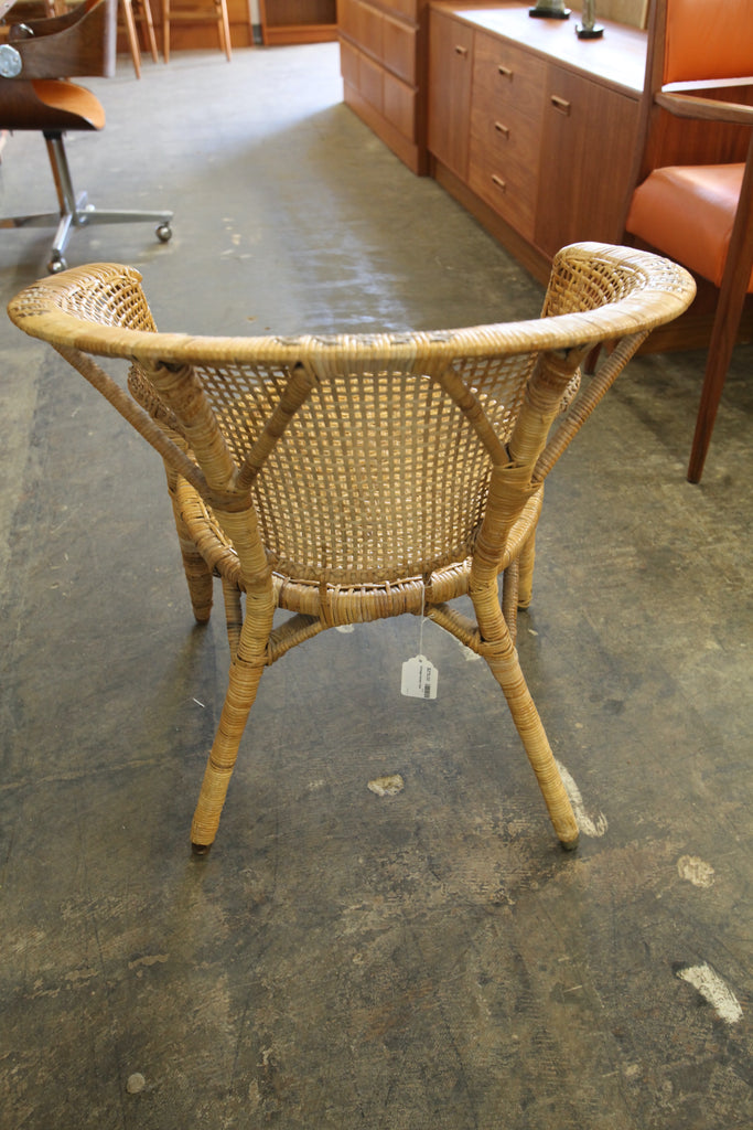 Cool Vintage Wicker Chair (26.5"W x 23"D x 27.75"H)