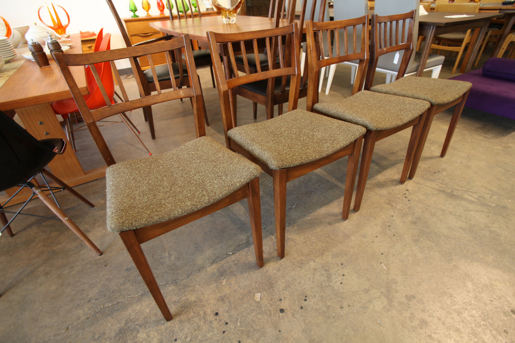 Set of 4 Vintage Honderich Walnut Dining Chairs (18.25"W x 18.5"D x 32.5"H)