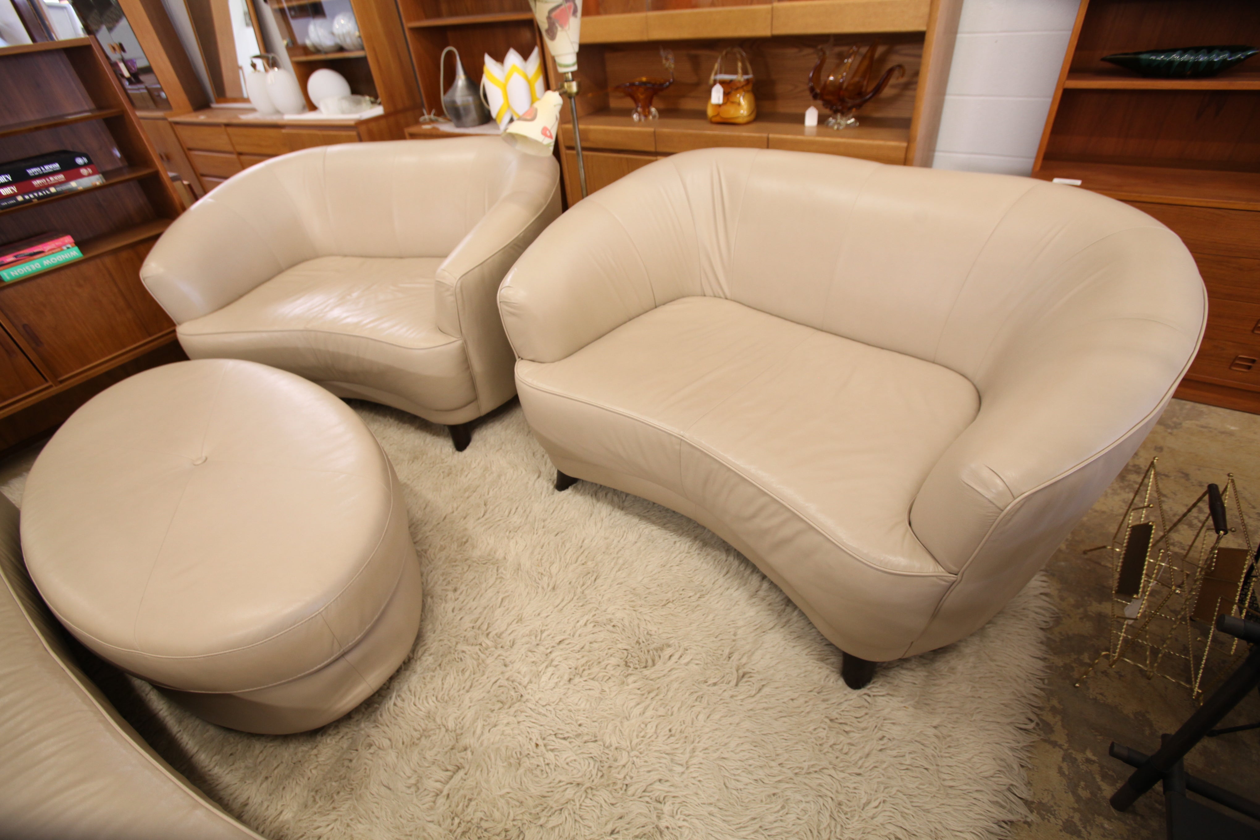 Love Seat in Beige Leather (59"W x 39"D x 32.5"H)