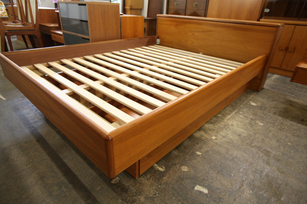 Vintage Queen Teak Bed w/ 2 Pullout Storage Drawers (65.25"W x 29.75"H x 90"D)