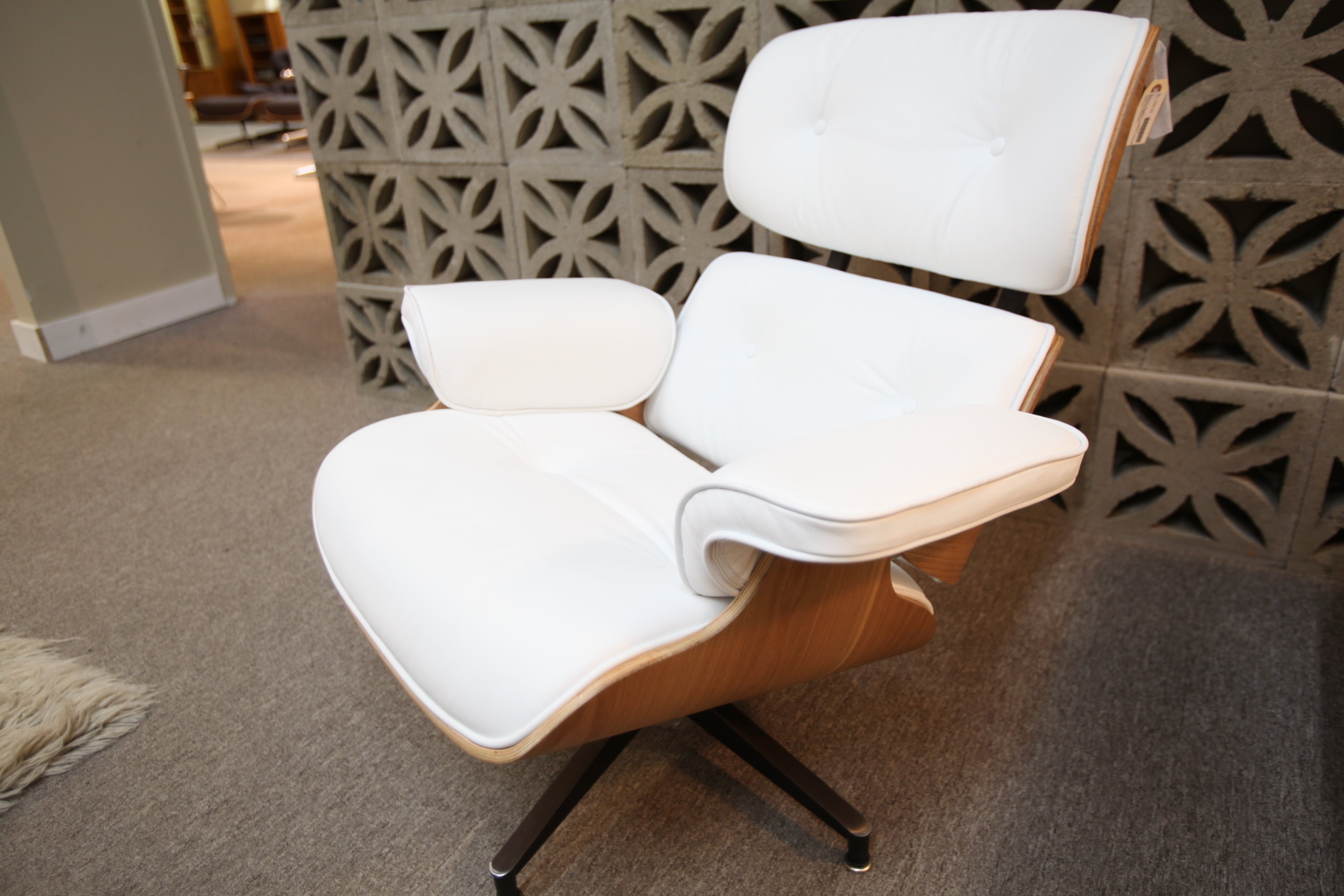 Eames Replica Leather Lounge Chair and Ottoman (Wht Leather / Ash Wood)