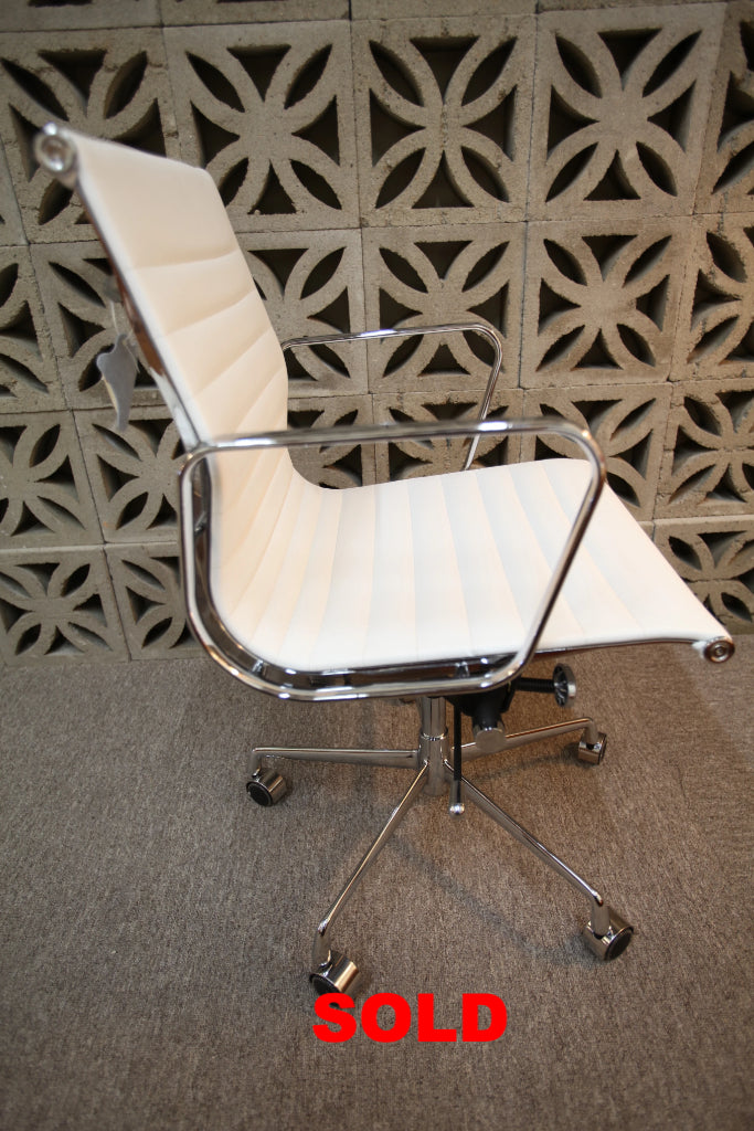 Eames Replica office Chair (Low Back / Wht Leather)