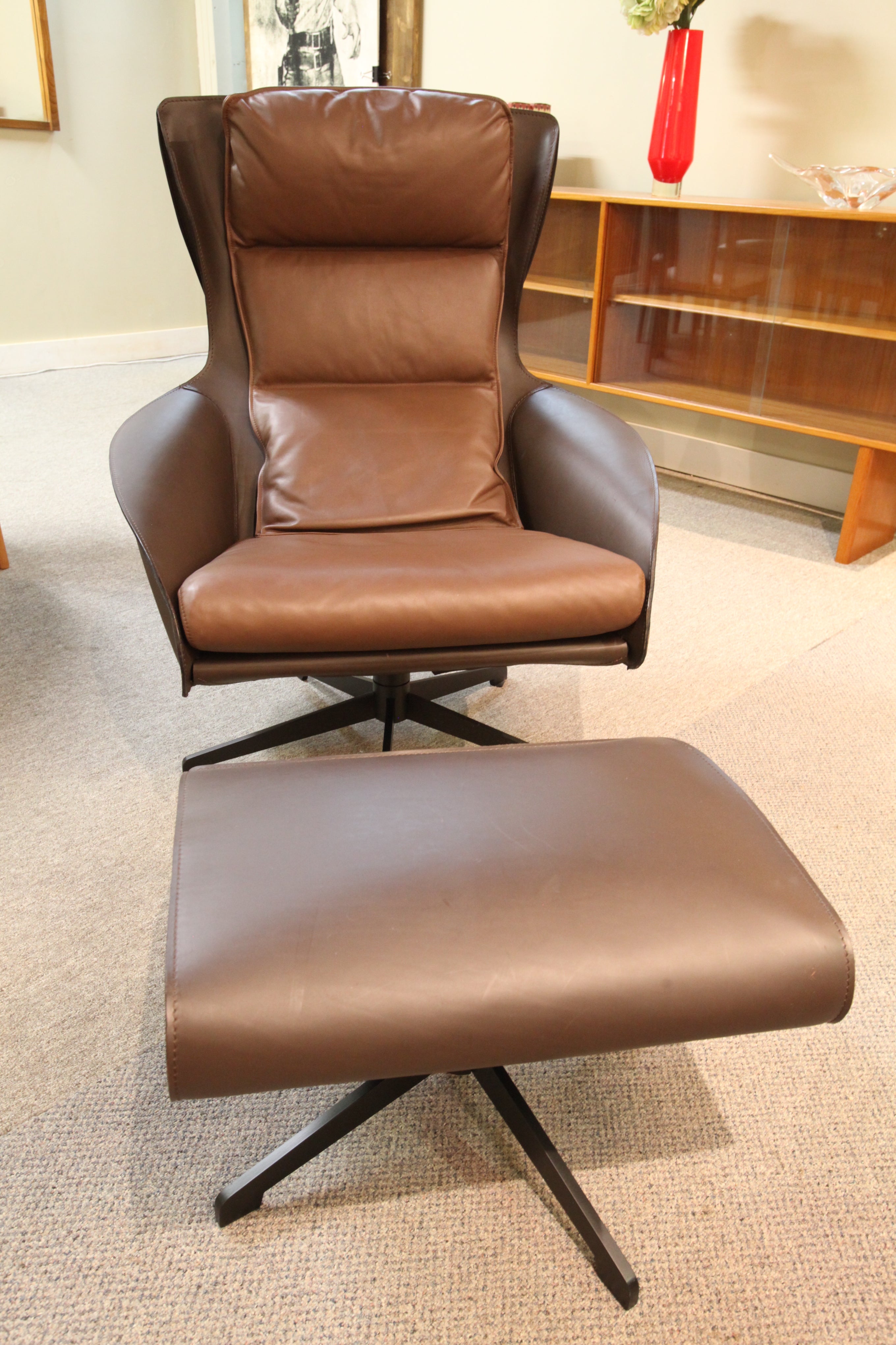 Mario Bellini 423 Cab Lounge Chair / Ottoman by Cassina (leather) (32"W,31"D,39"H)