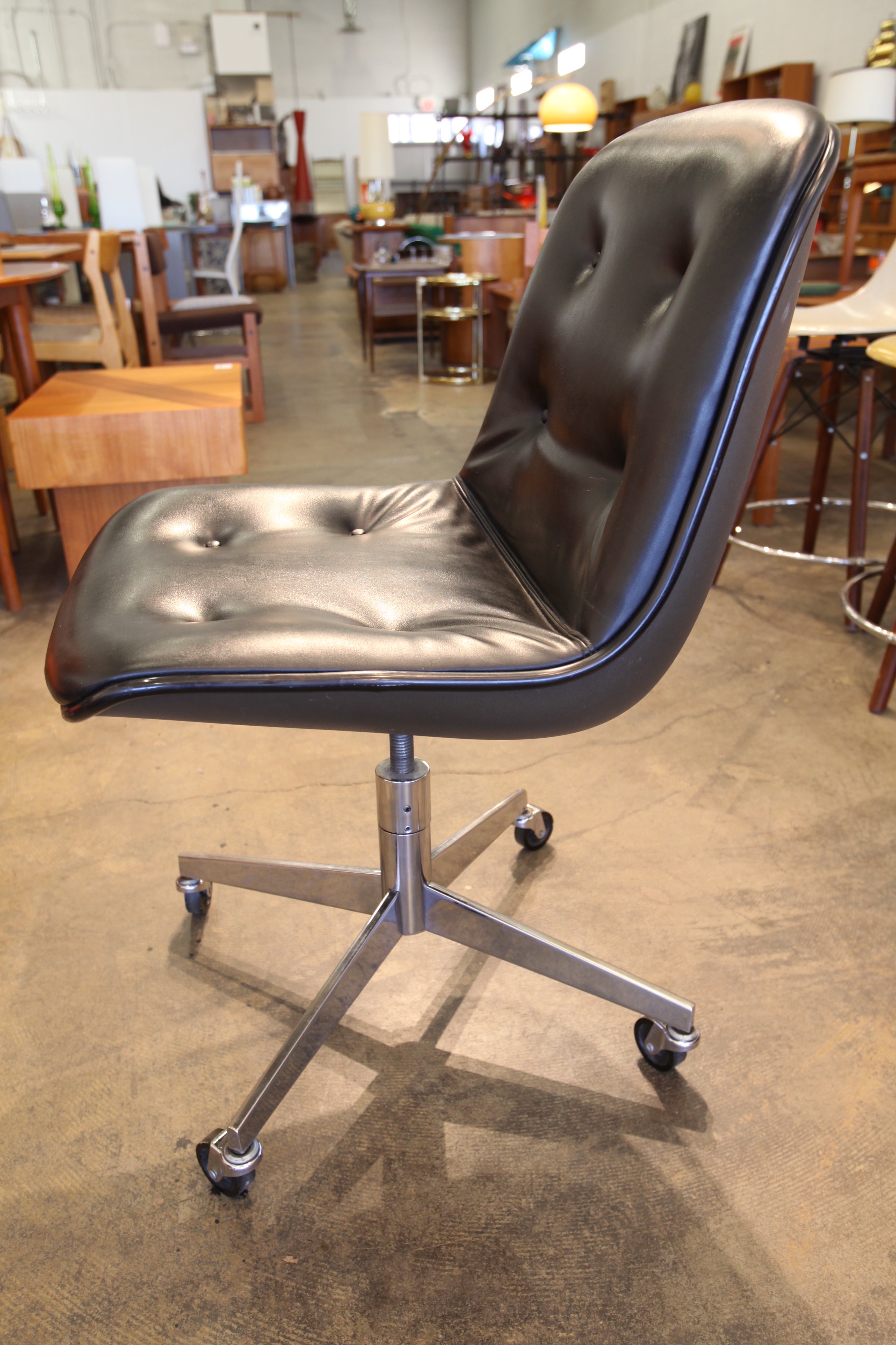 Vintage Steelcase Swivel Chair. (22"W x 25.5"D x 36"H)