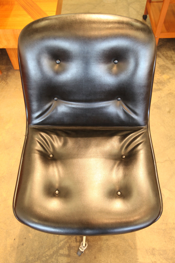 Vintage Steelcase Swivel Chair. (22"W x 25.5"D x 36"H)